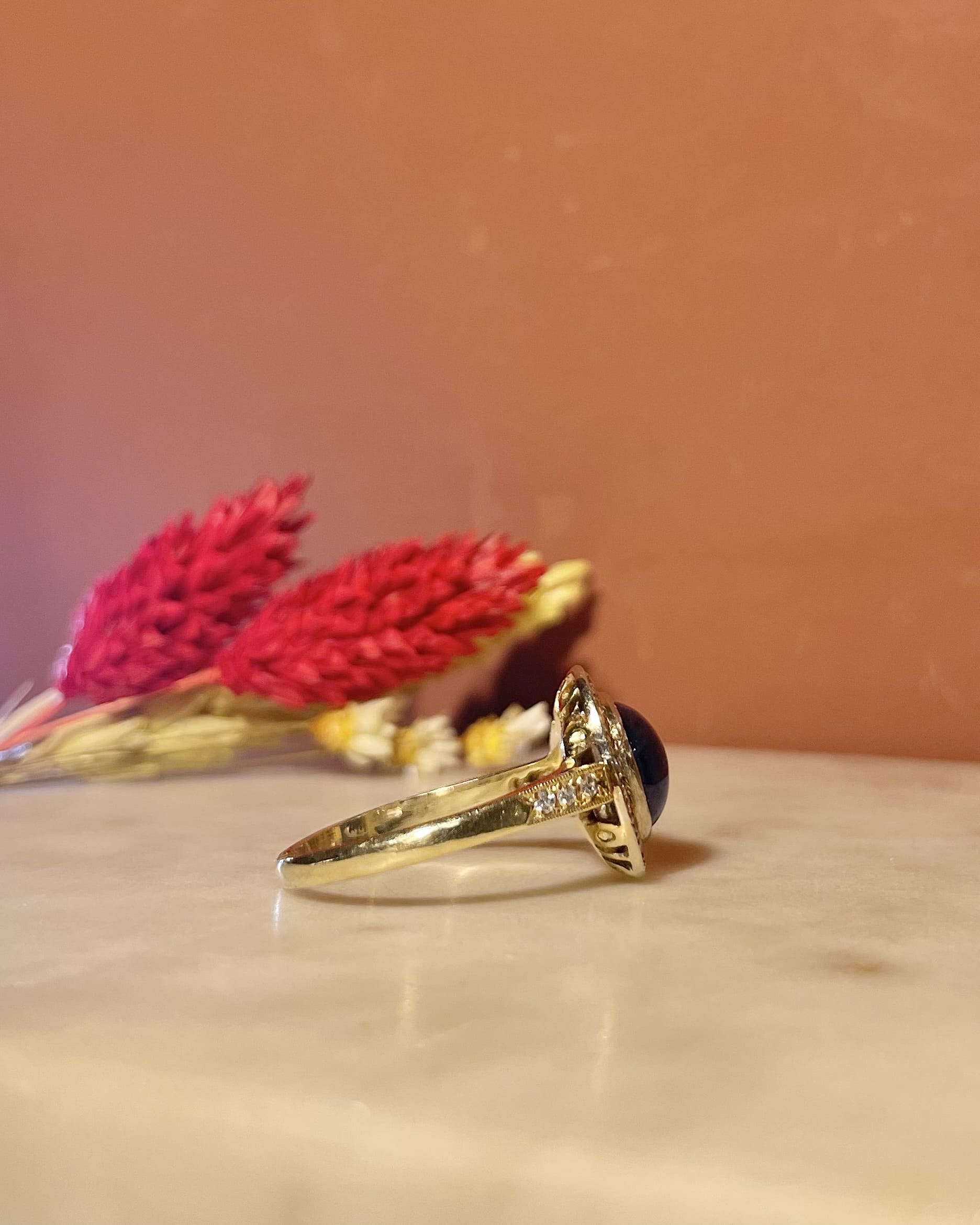 Anillo estilo art déco con zafiro azul real y 24 diamantes "Peyton"