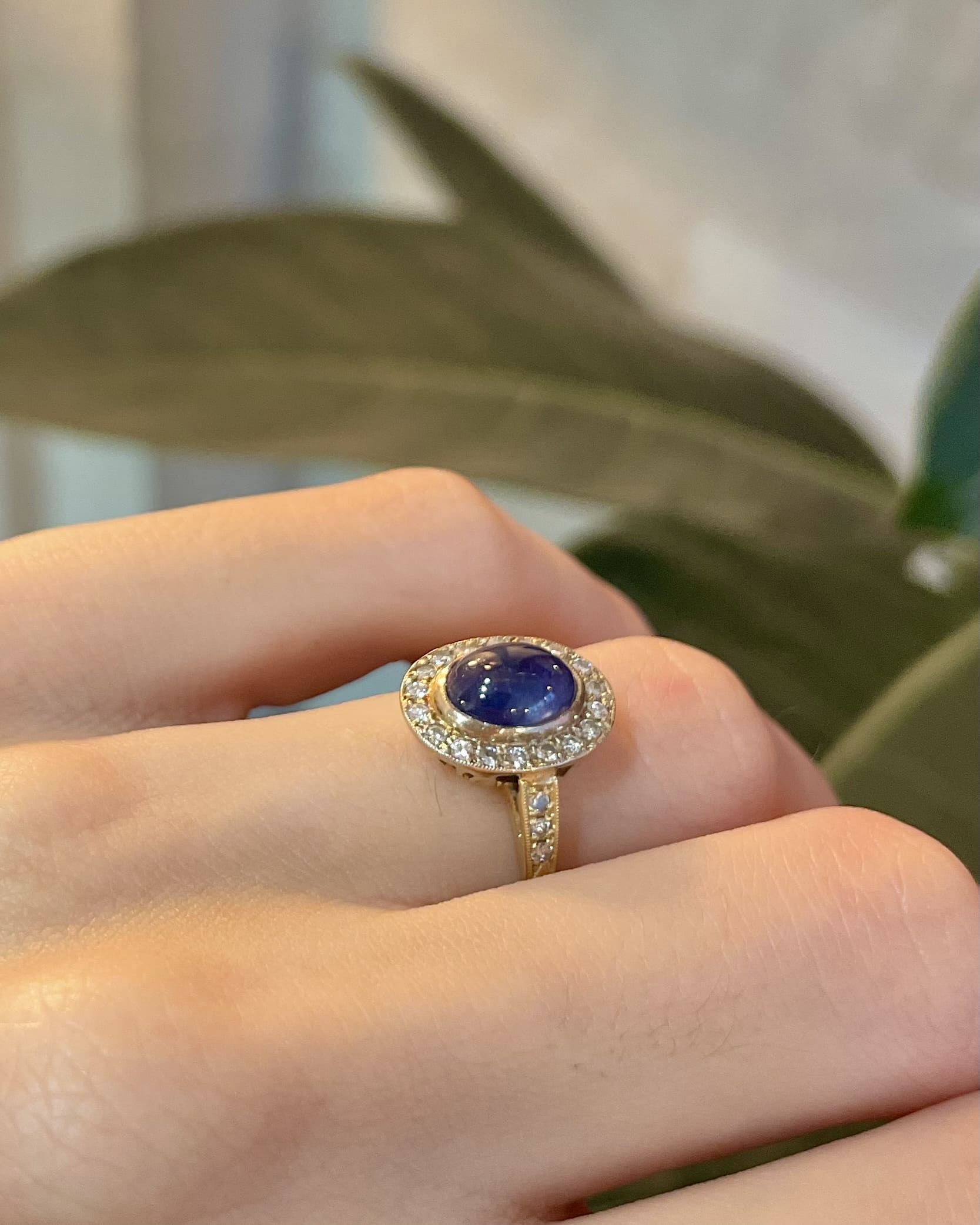 Anillo estilo art déco con zafiro azul real y 24 diamantes "Peyton"