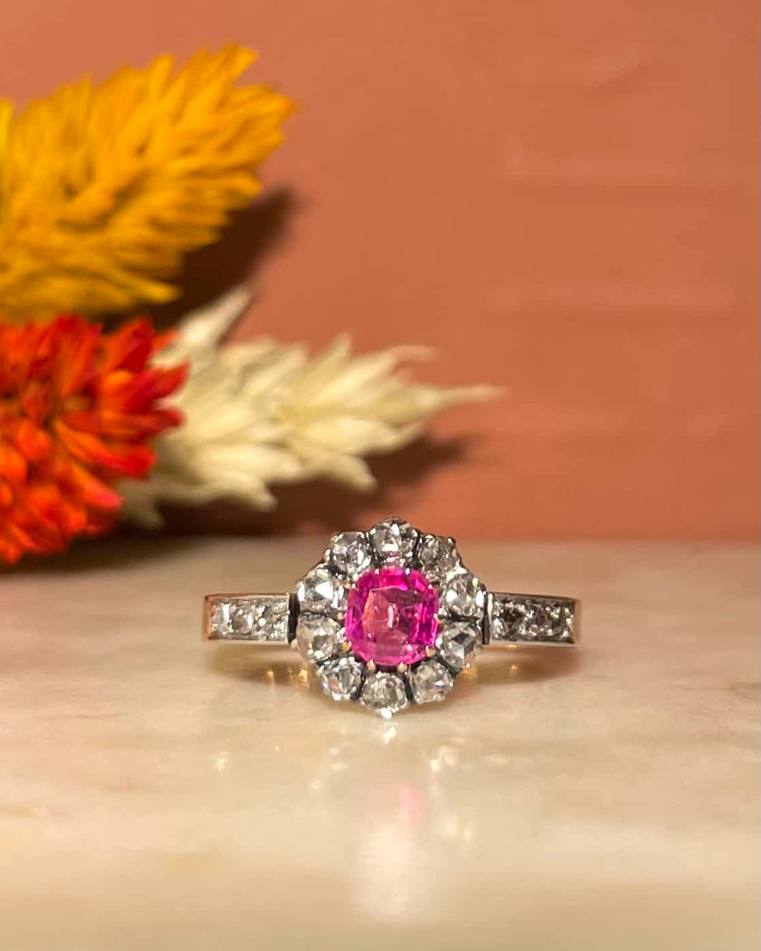 Anillo "Fallon" con zafiro rosa y margarita de 16 diamantes