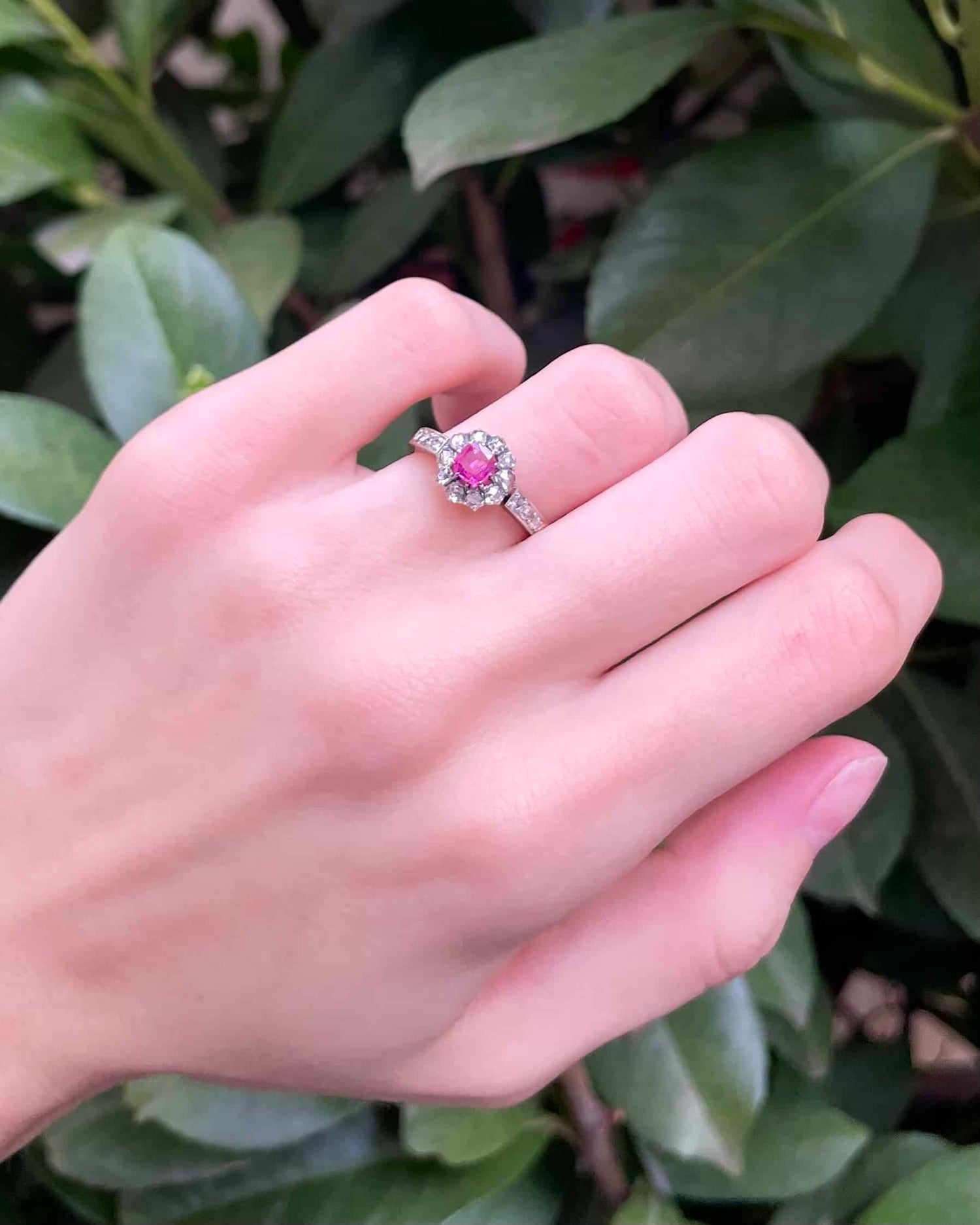 Bague Marguerite Saphir Rose &amp; 16 Diamants &quot;Fallon&quot;