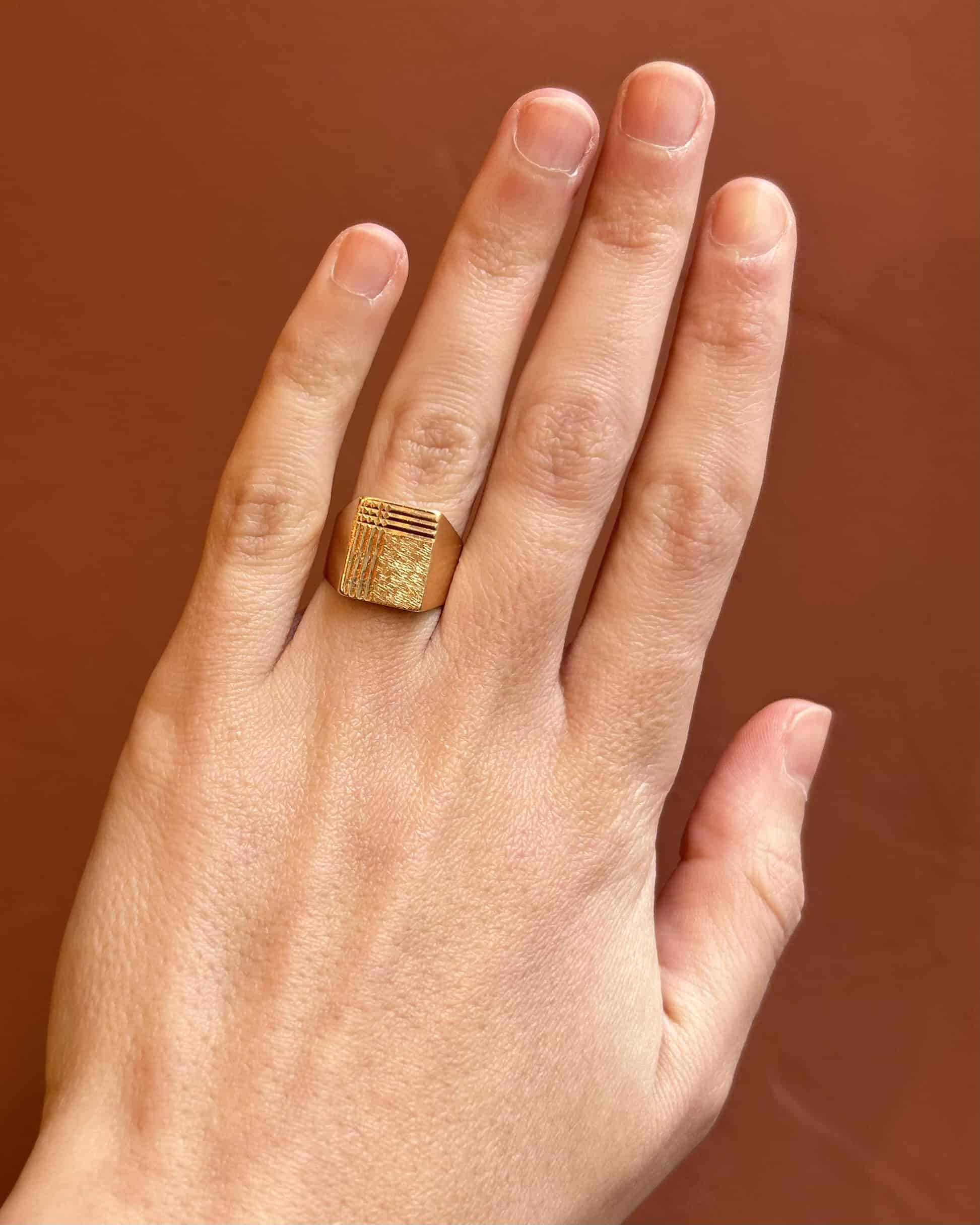 Anillo de sello "Esteban" de oro de 18 quilates