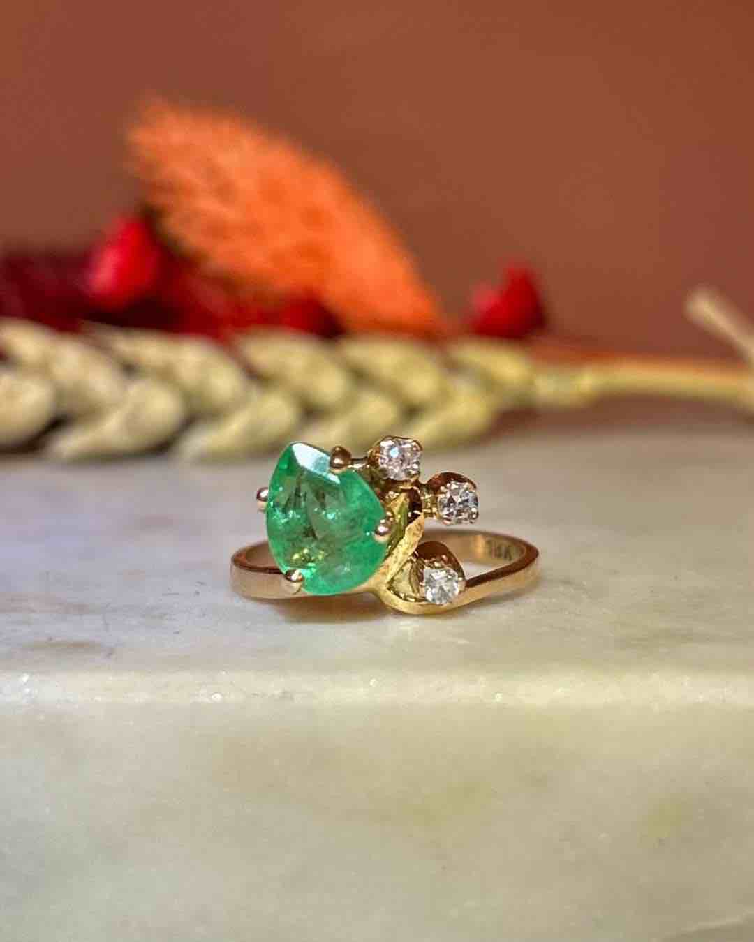 Anillo vintage de esmeralda y diamantes &quot;Karine&quot;