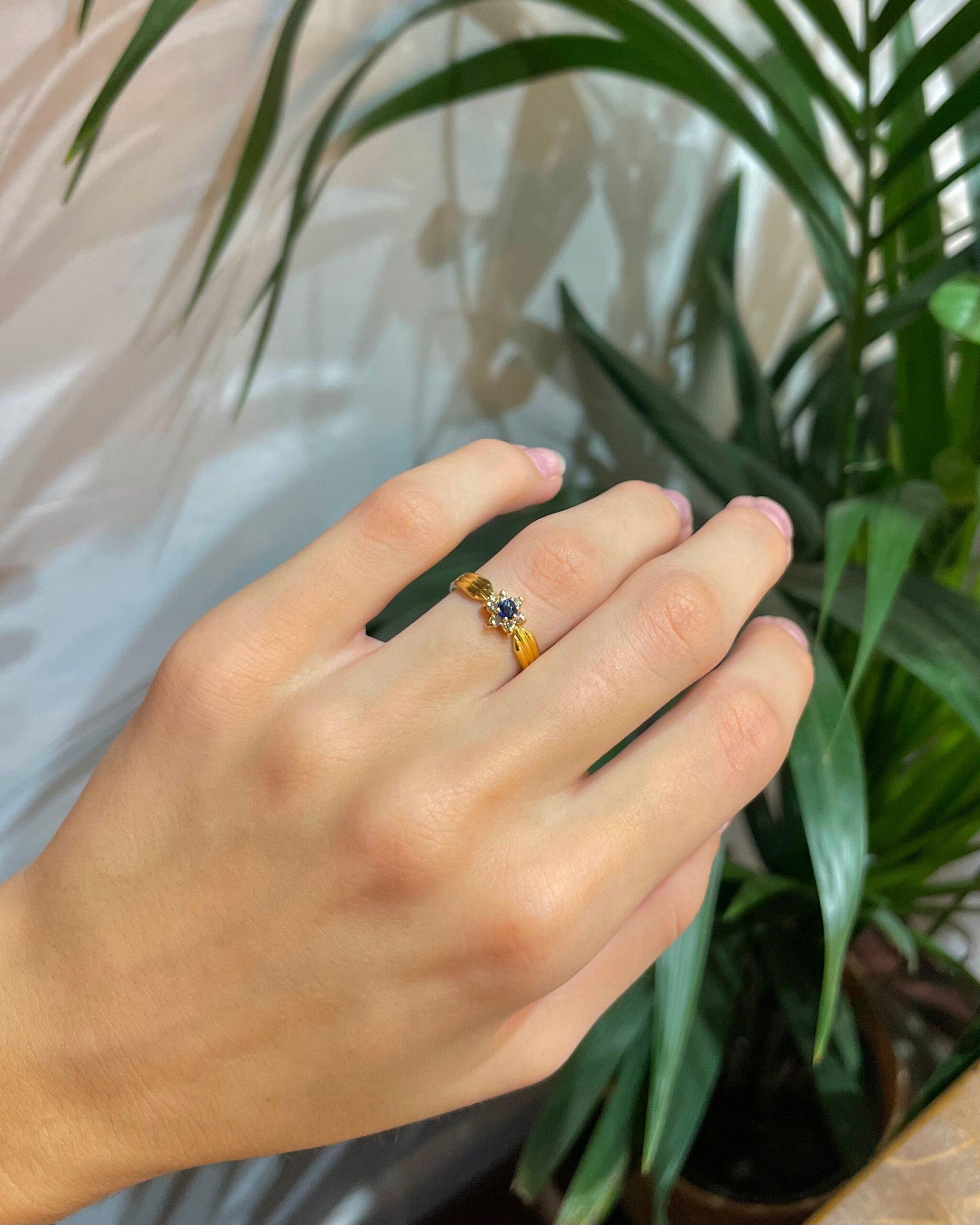 Anillo "Leonide" con margaritas de zafiro y diamantes
