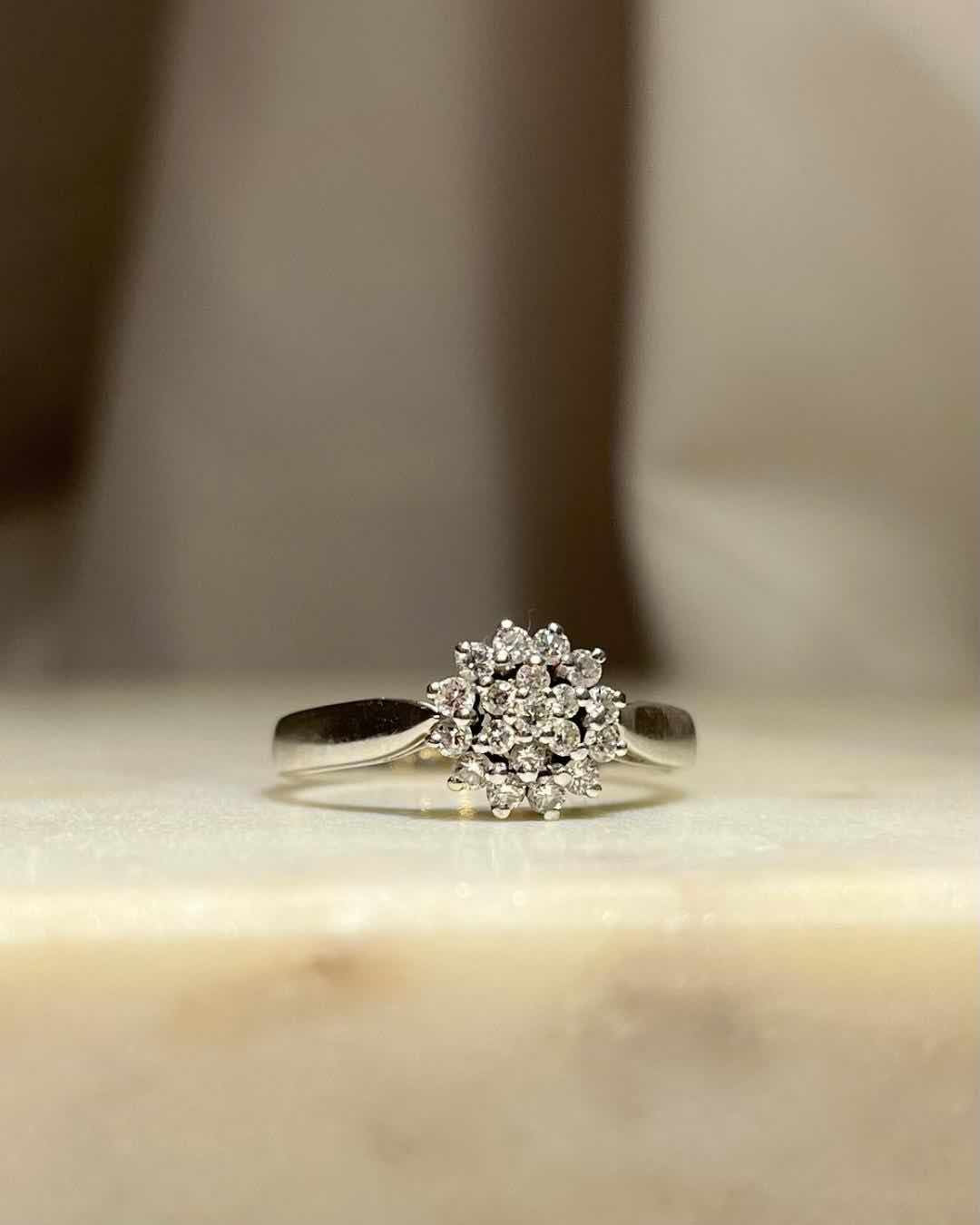Anillo de margaritas con diamantes "Adele"