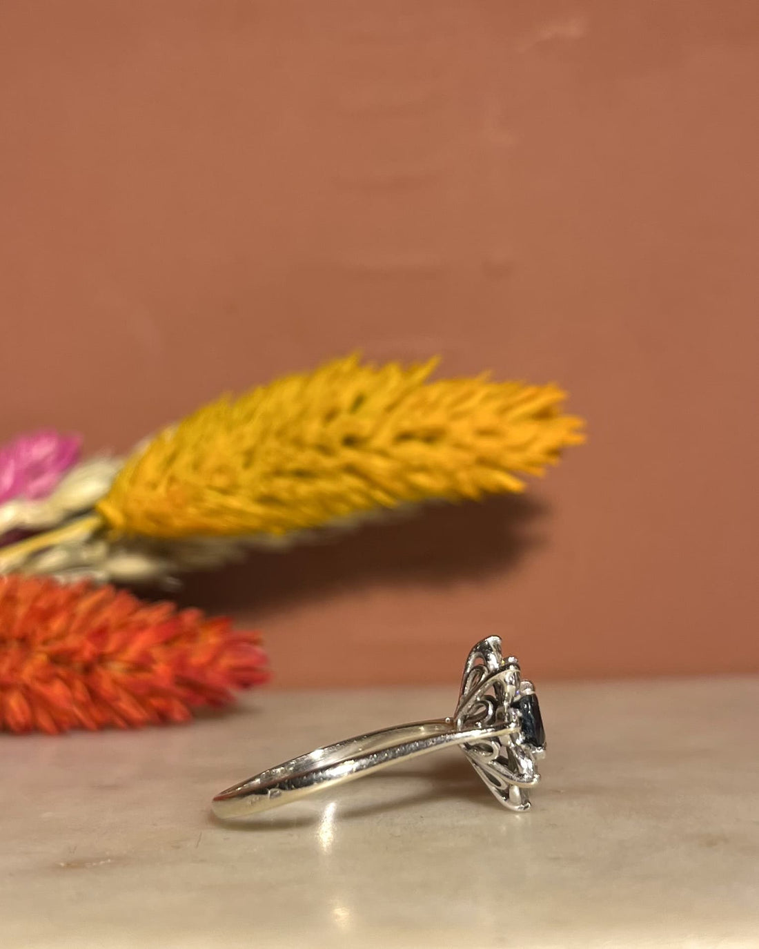 Anillo &quot;Amery&quot; con zafiro y margarita de 8 diamantes 
