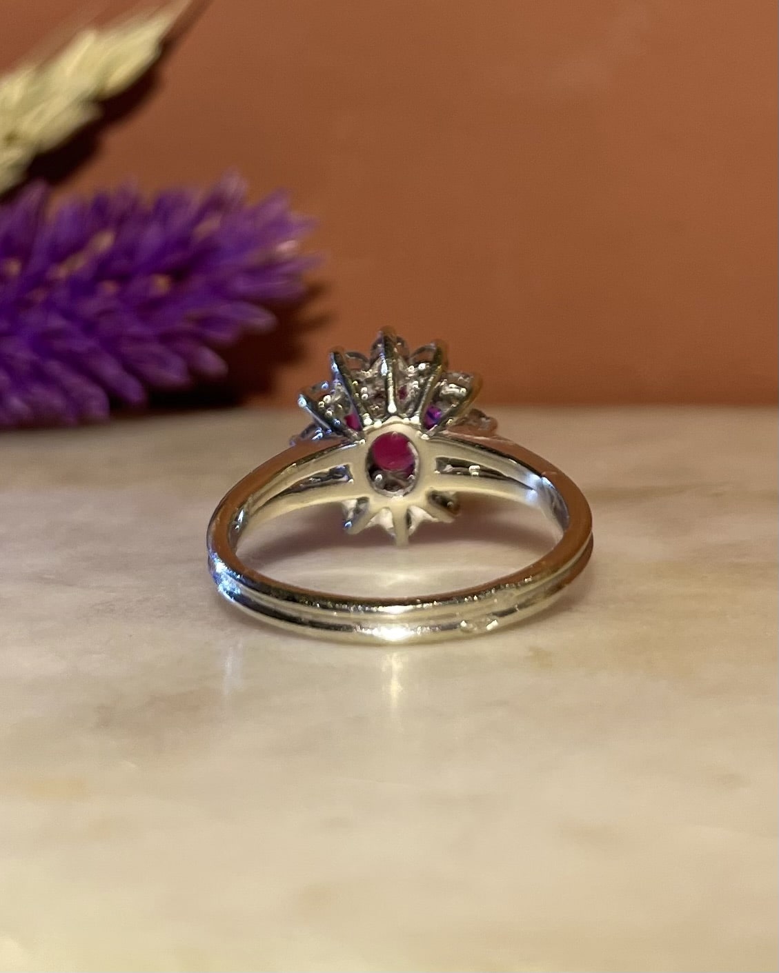 Anillo &quot;Judie&quot; con zafiro rosa de 1,50 quilates y 12 diamantes en forma de margarita