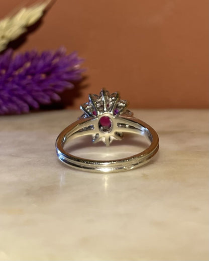Anillo &quot;Judie&quot; con zafiro rosa de 1,50 quilates y 12 diamantes en forma de margarita