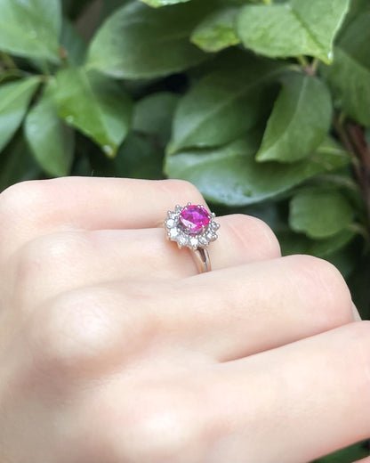 Anillo &quot;Judie&quot; con zafiro rosa de 1,50 quilates y 12 diamantes en forma de margarita