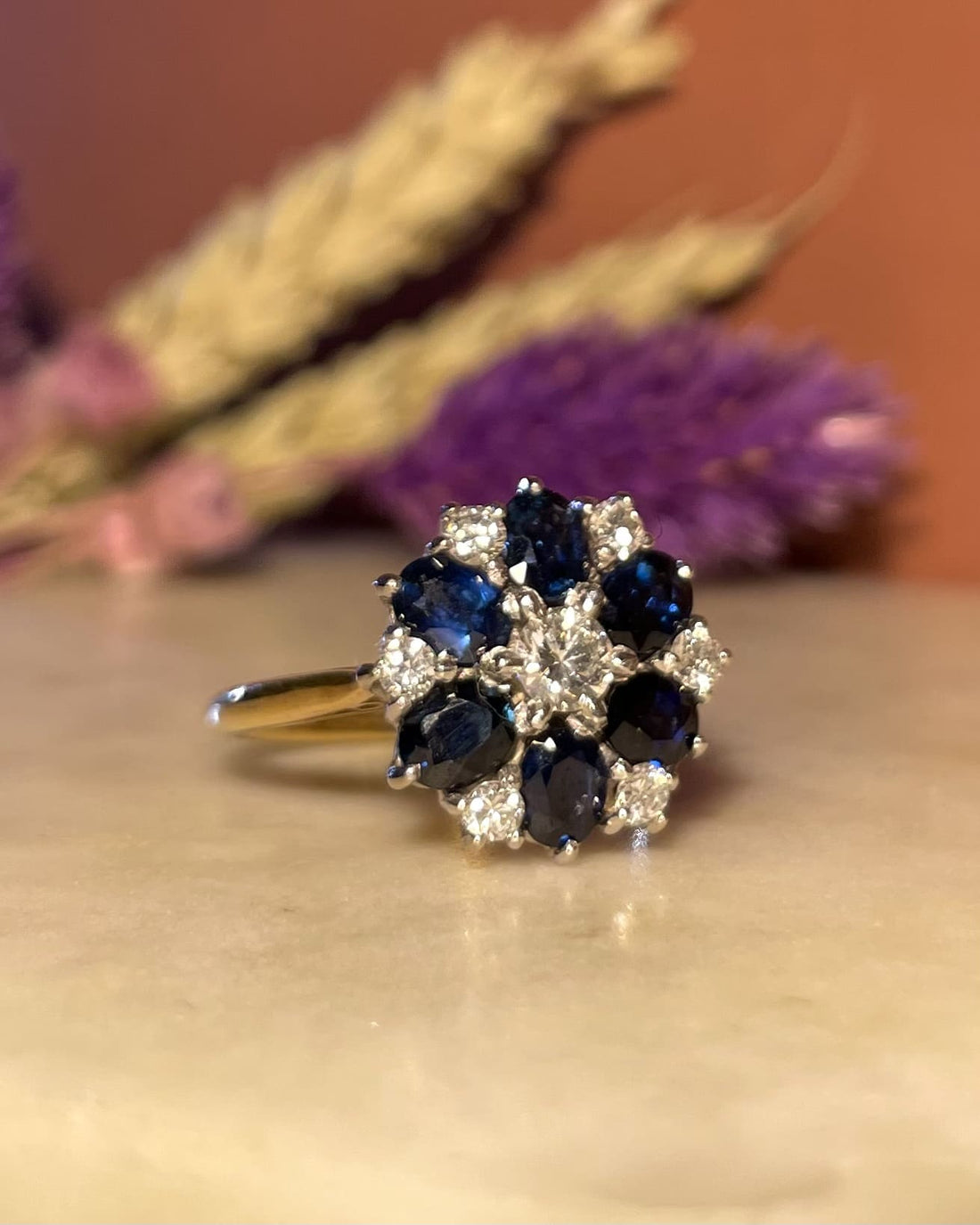Anillo &quot;Zohé&quot; con margaritas de zafiro y diamantes de 1,50 quilates