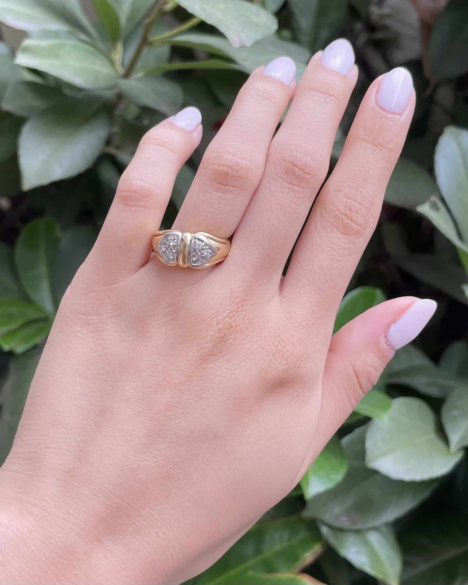 Anillo brazalete &quot;Safia&quot; de dos diamantes y oro