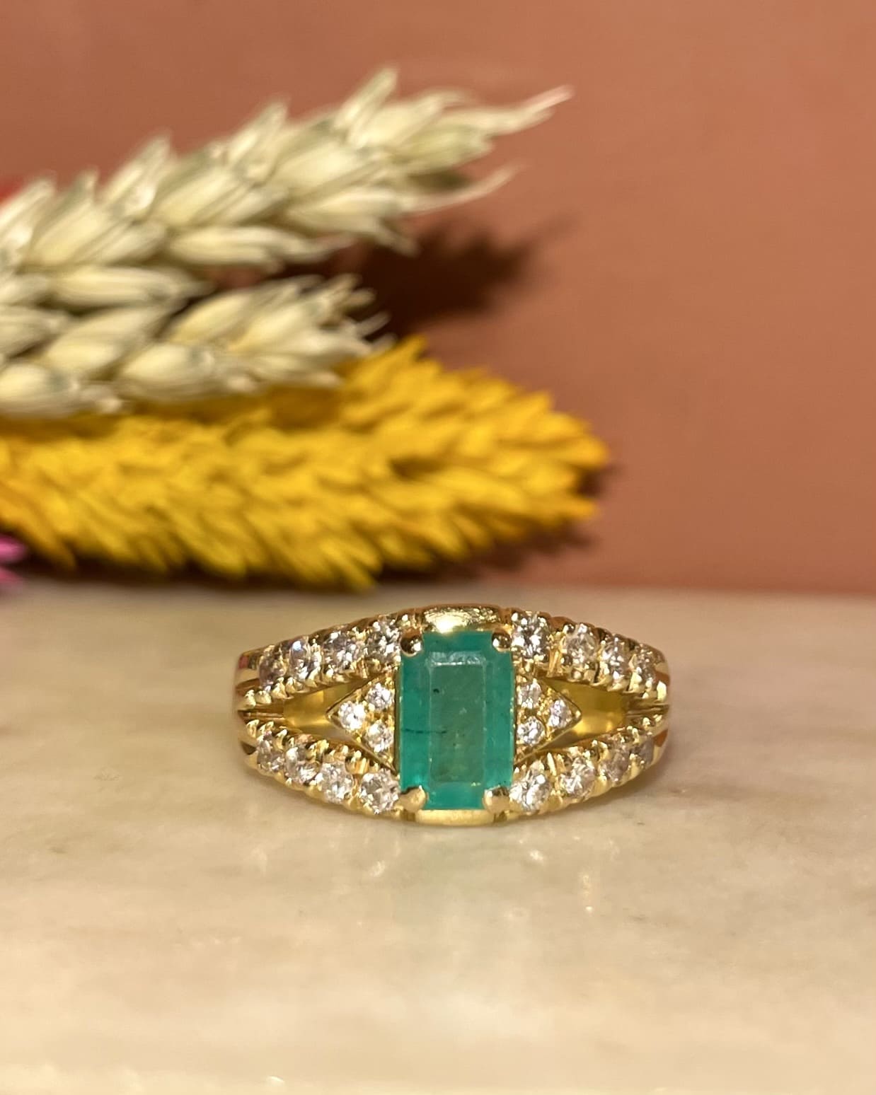 Bague Vintage Jonc Emeraude 0.90 Carat &amp; 22 Diamants "Philippa"