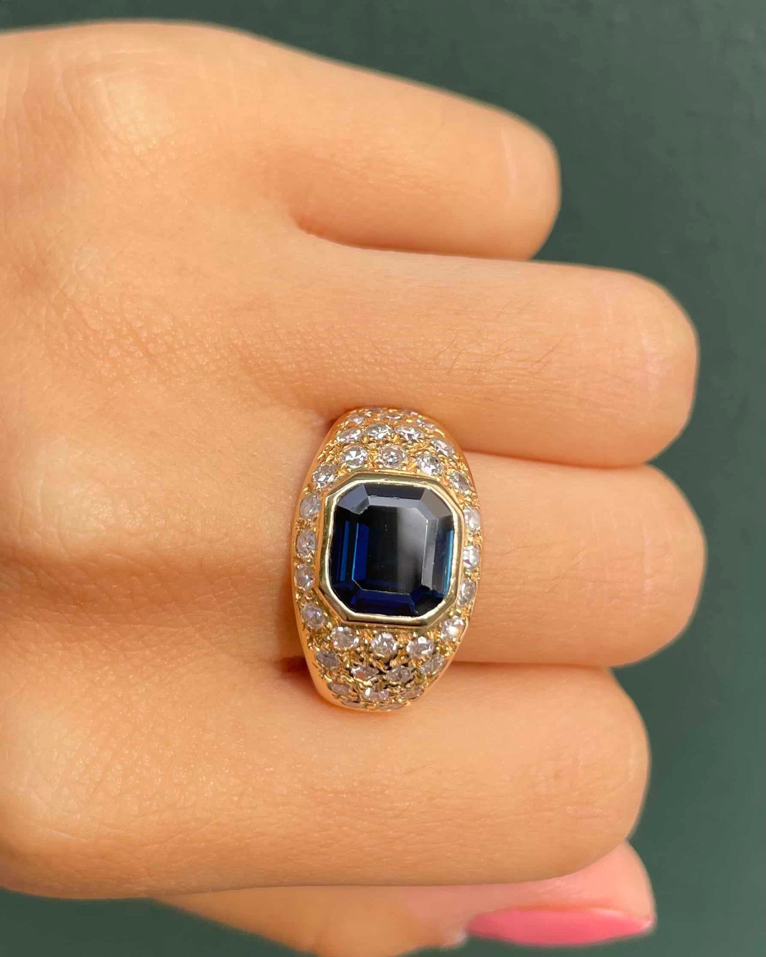 Anillo brazalete &quot;Ángel&quot; con zafiro de 1,70 quilates y 34 diamantes