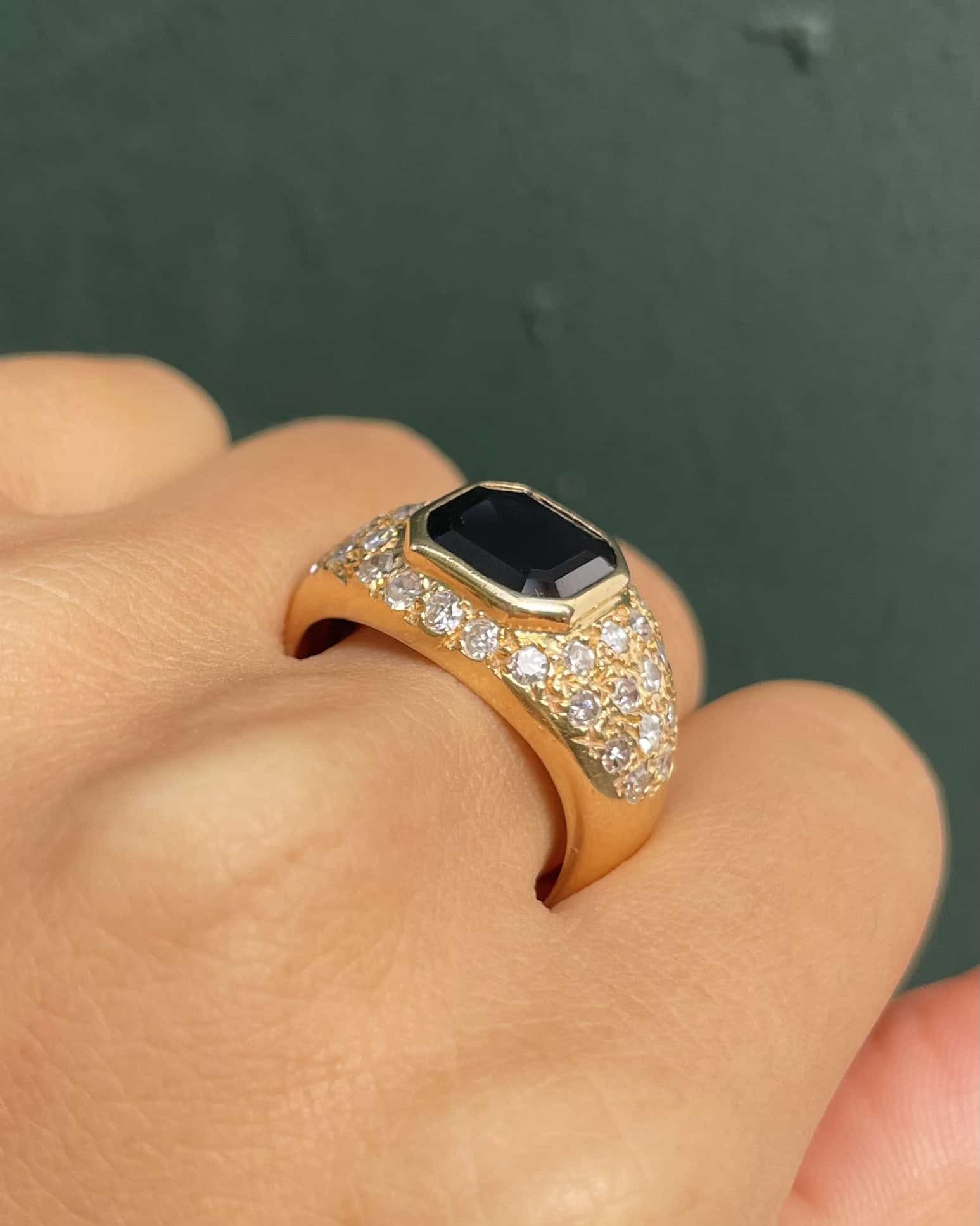 Anillo brazalete &quot;Ángel&quot; con zafiro de 1,70 quilates y 34 diamantes