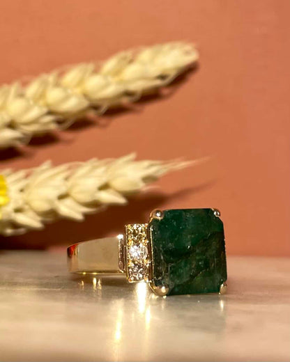 Anillo brazalete &quot;Marie-Lise&quot; con esmeralda y diamantes de 4,10 quilates