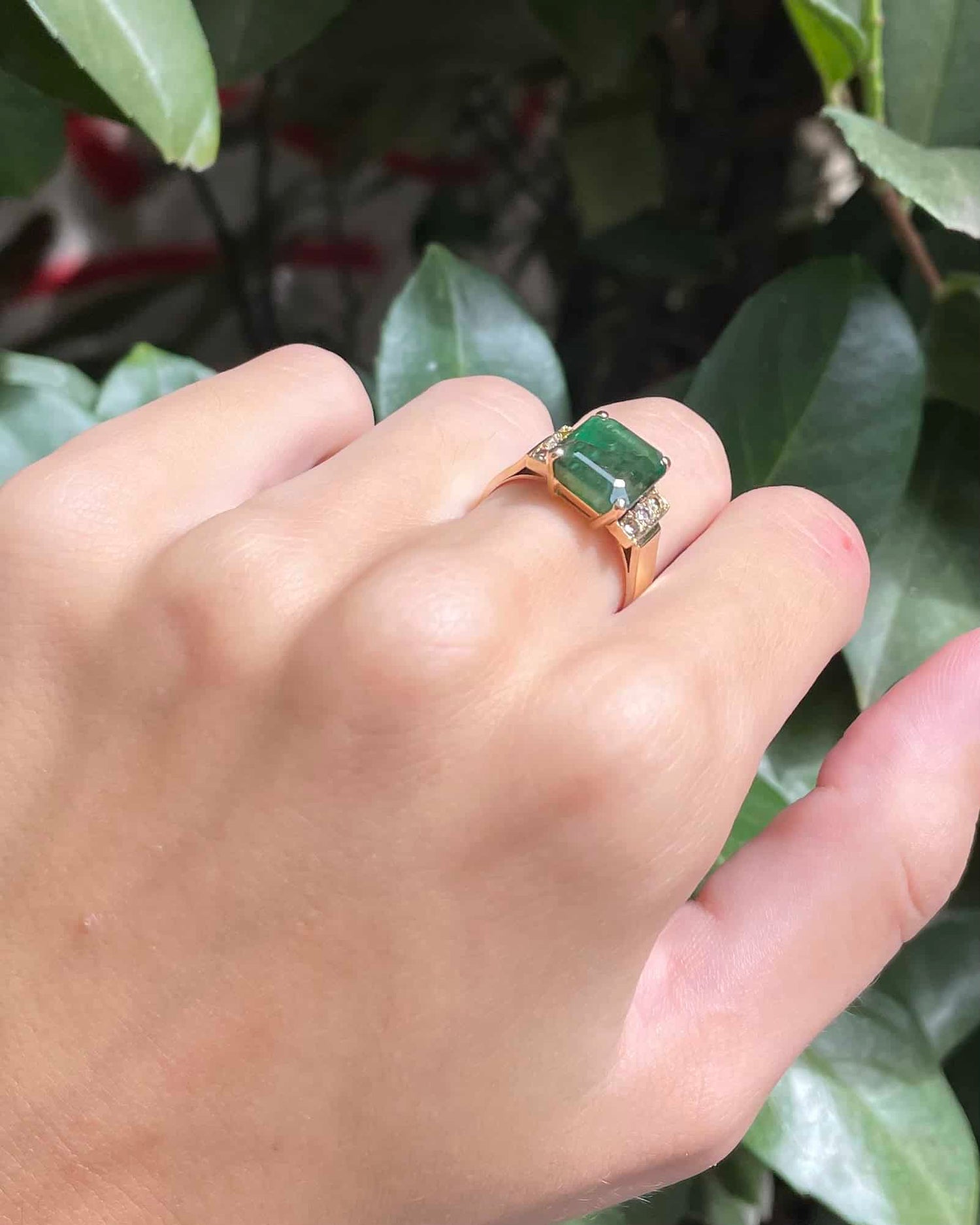 Anillo brazalete &quot;Marie-Lise&quot; con esmeralda y diamantes de 4,10 quilates