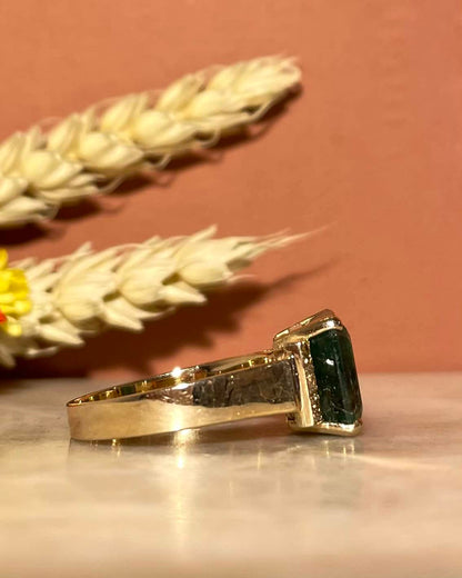 Anillo brazalete &quot;Marie-Lise&quot; con esmeralda y diamantes de 4,10 quilates