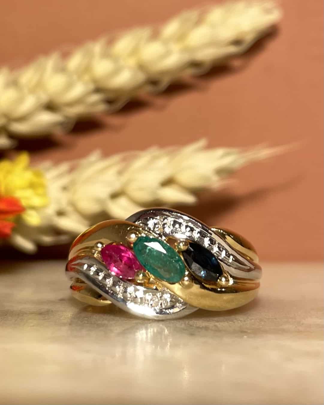 Anillo brazalete &quot;Haida&quot; de zafiro, esmeralda, rubí y diamante