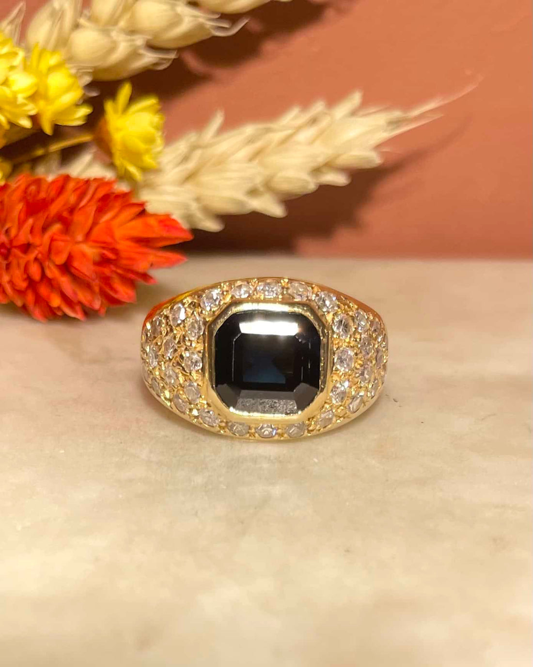 Anillo brazalete &quot;Ángel&quot; con zafiro de 1,70 quilates y 34 diamantes