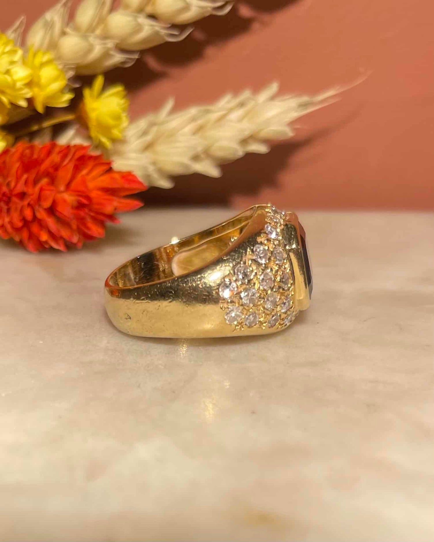 Anillo brazalete &quot;Ángel&quot; con zafiro de 1,70 quilates y 34 diamantes