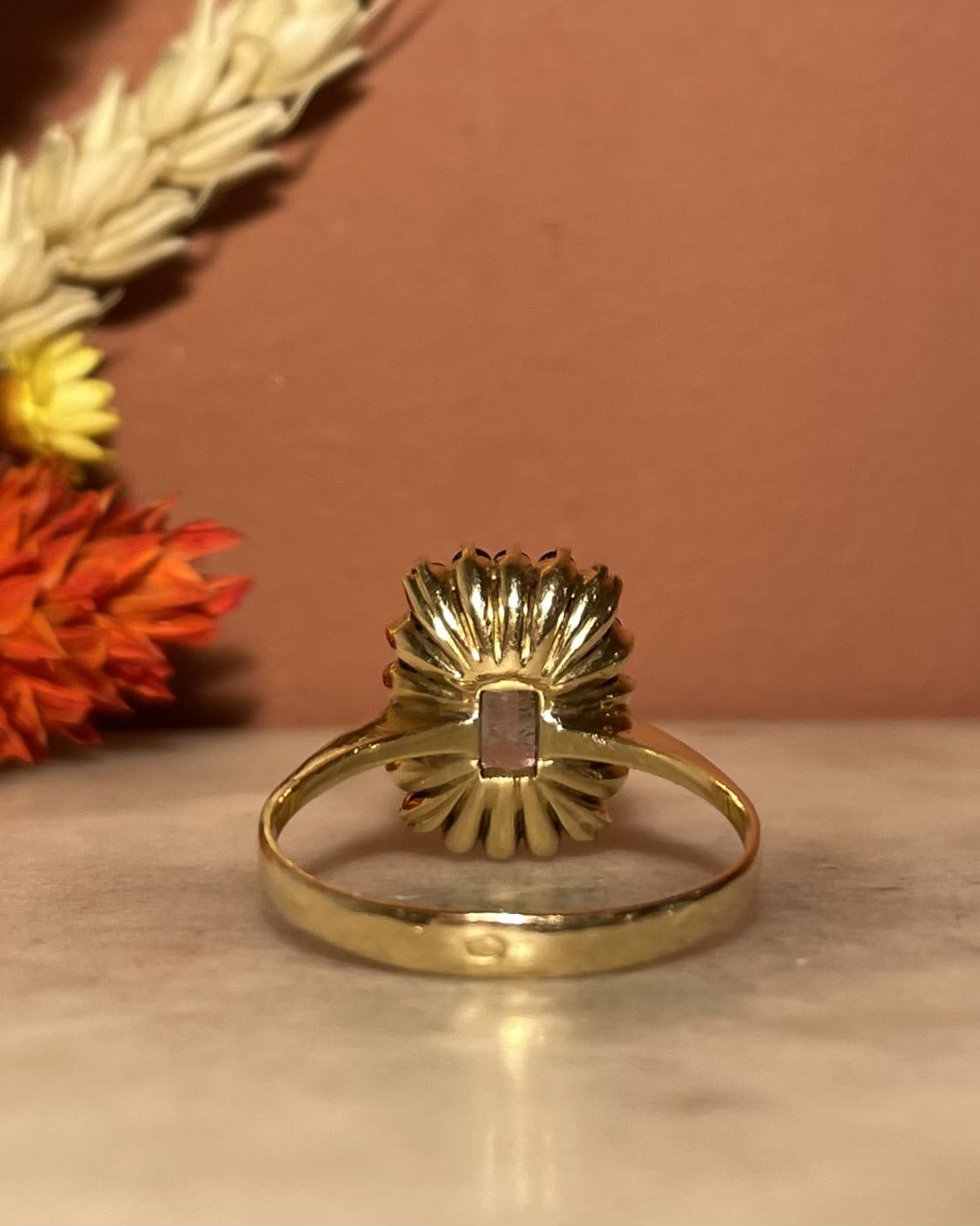 Anillo "Olina" con margaritas y aguamarina de 1,85 quilates y 18 zafiros