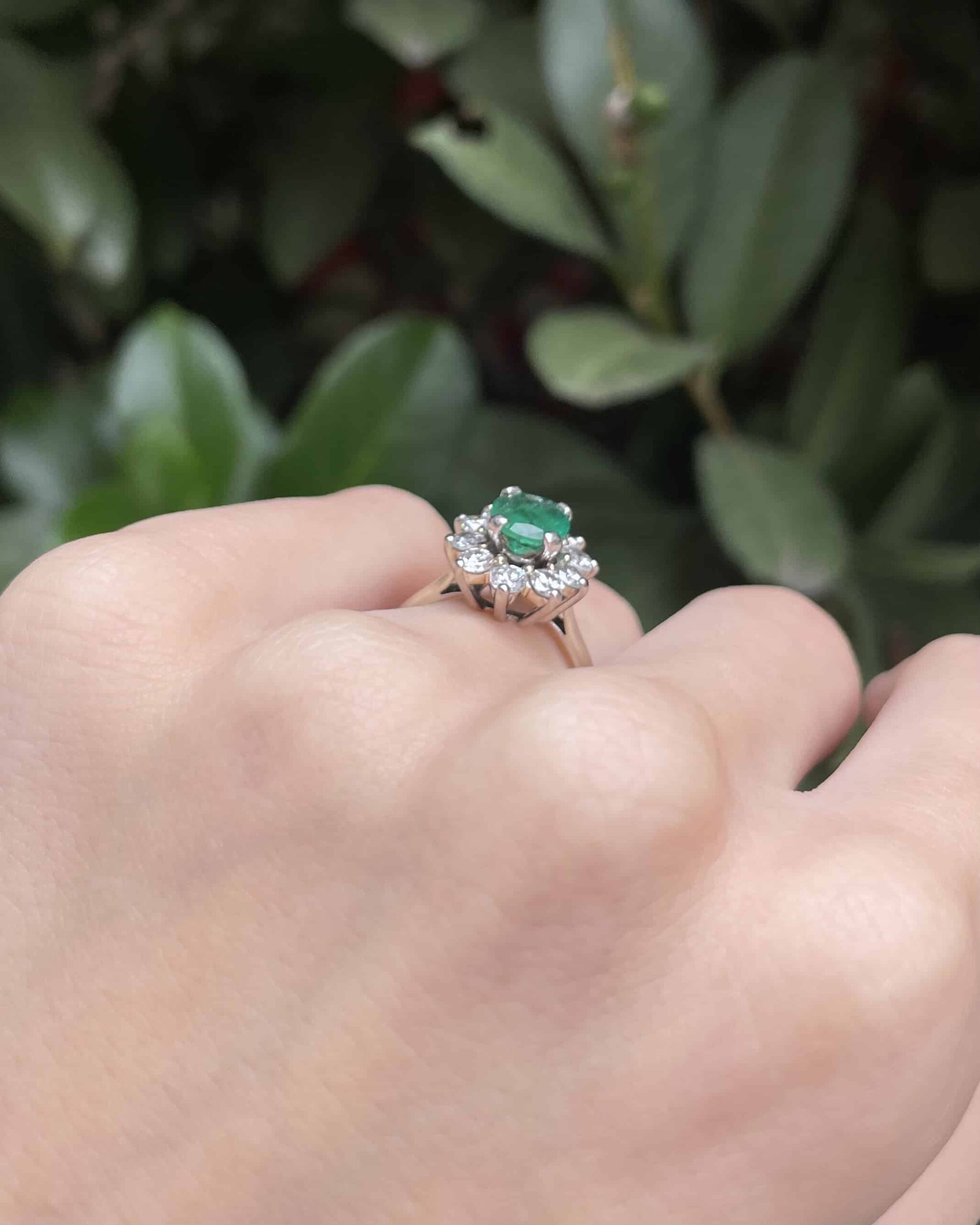 Bague Marguerite Émeraude 1.50 carat &amp; 10 Diamants &quot;Georgina&quot;