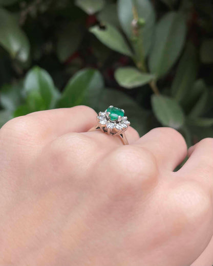 Bague Marguerite Émeraude 1.50 carat &amp; 10 Diamants &quot;Georgina&quot;