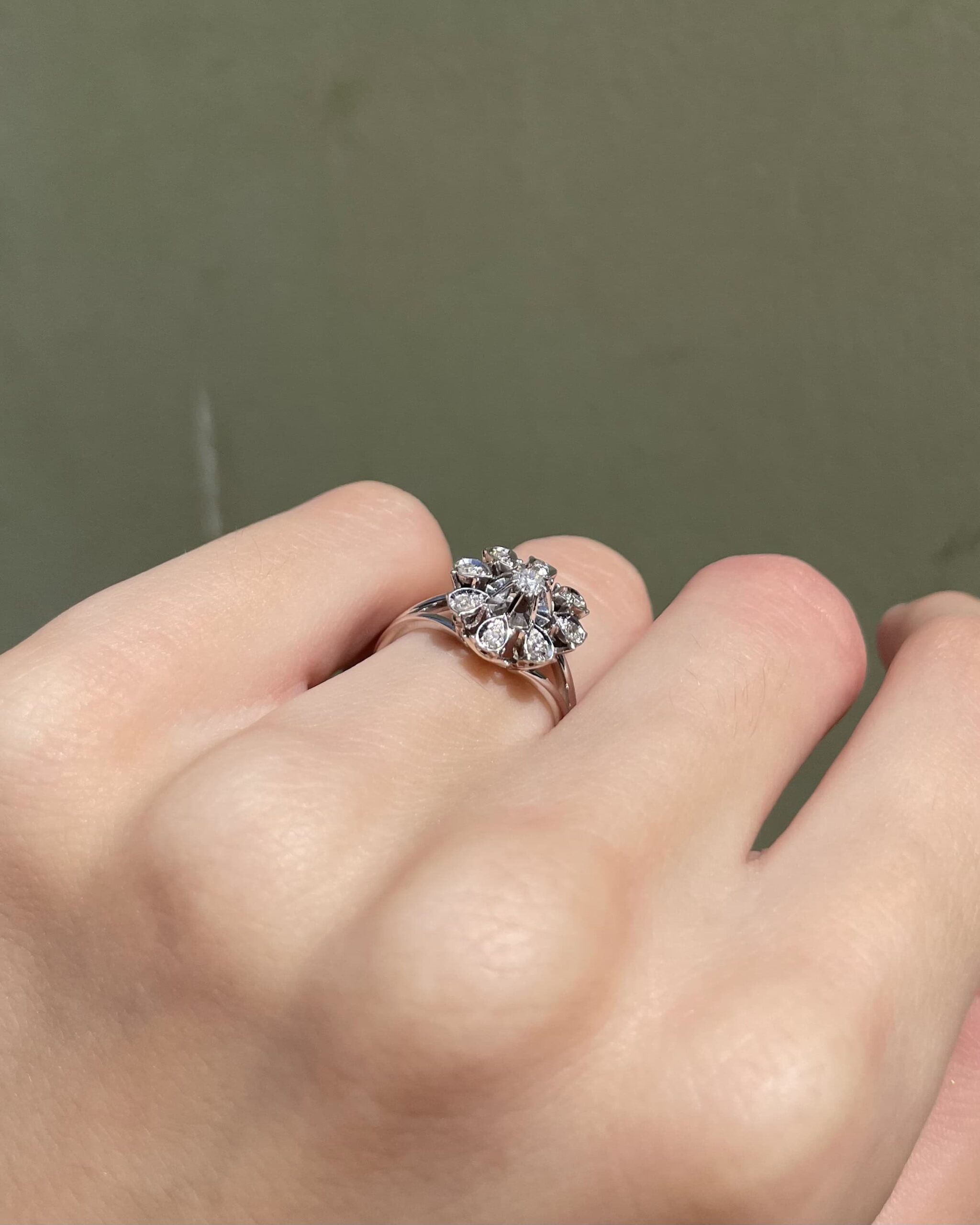 Anillo de margaritas con 9 diamantes "Maya"