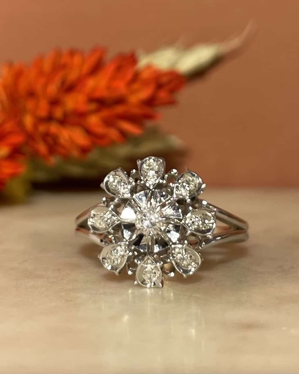 Anillo de margaritas con 9 diamantes "Maya"