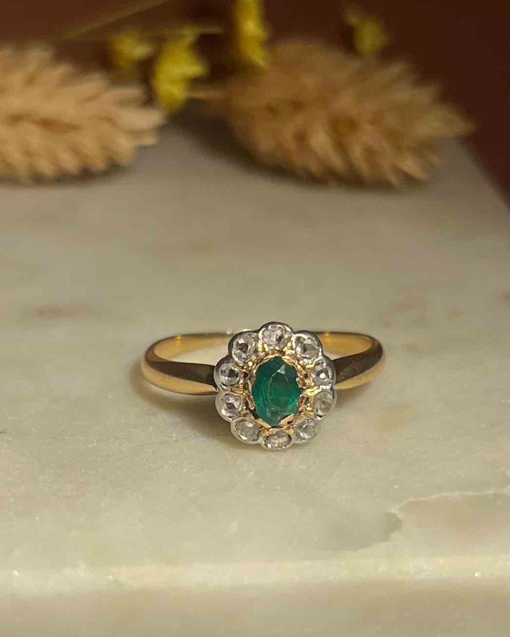 Anillo &quot;Lucia&quot; con margaritas de esmeralda y diamantes