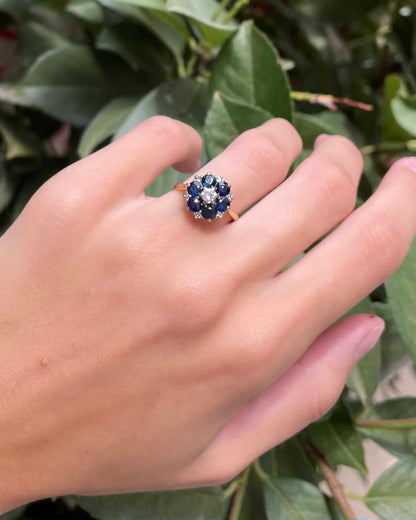 Bague Marguerite Saphirs 1.50 carat &amp; Diamants &quot;Suzy&quot;