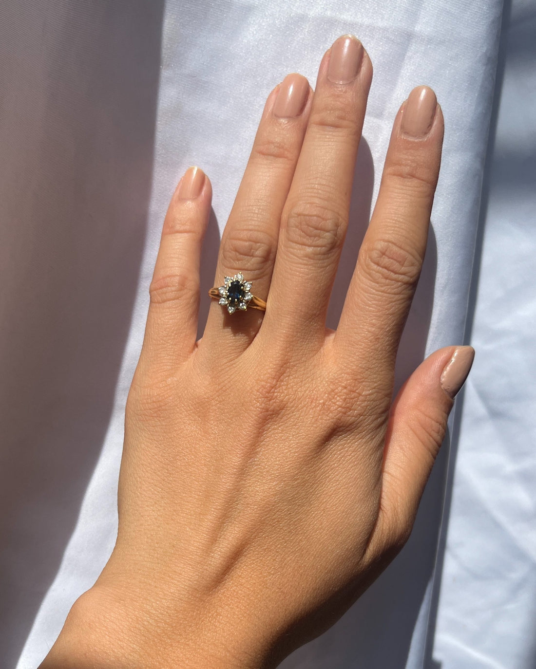 Anillo de margaritas de zafiro y diamantes &quot;Laya&quot;