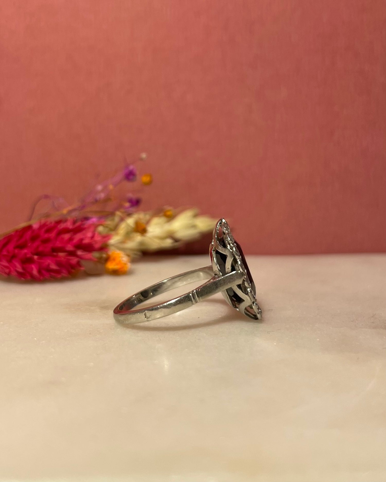 Bague Marguerite Art-Déco Saphir 3.30 Carats &amp; Diamants &quot;Kakis&quot;