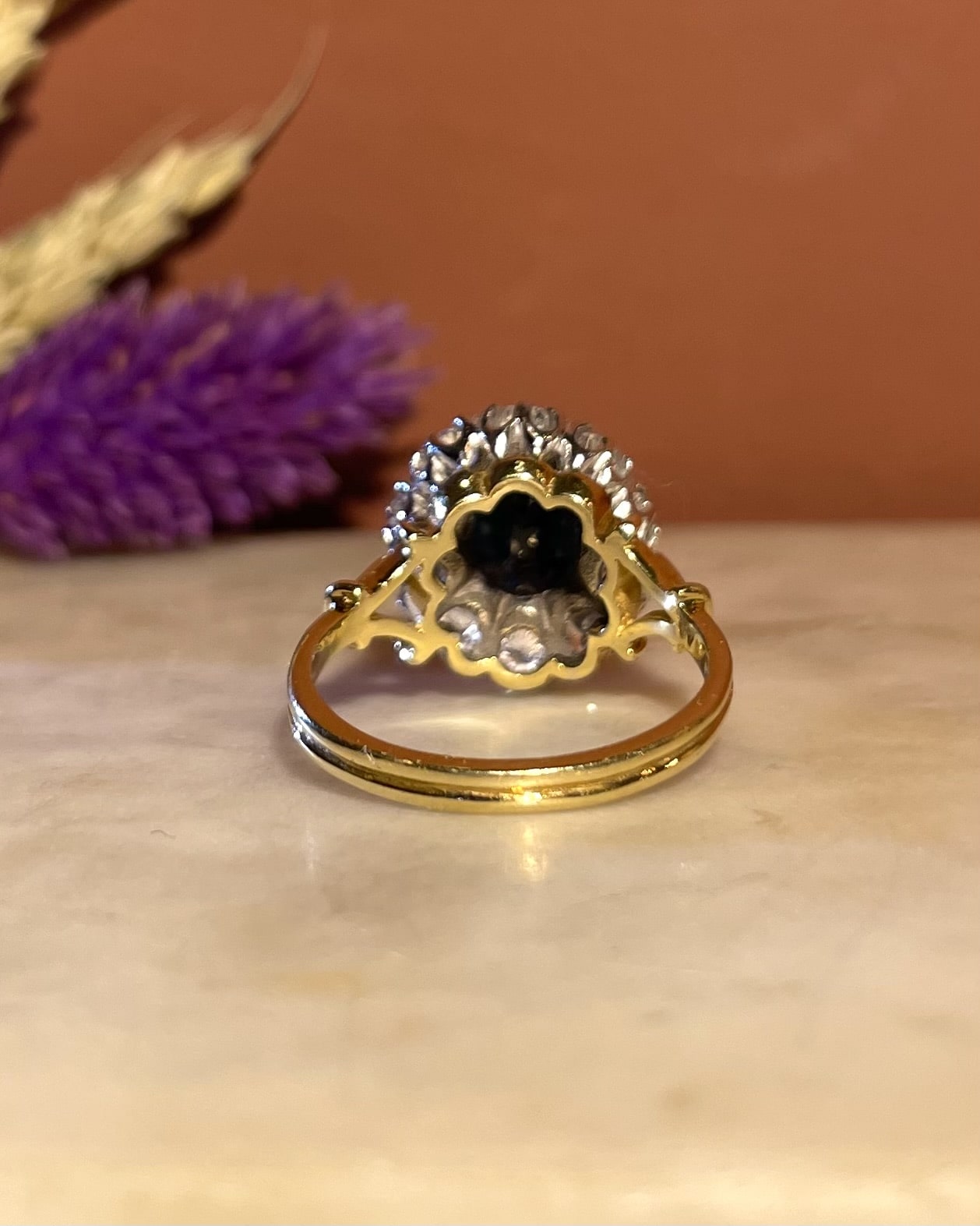 Anillo Everlee con zafiro de 2,30 quilates y 10 diamantes en forma de margarita