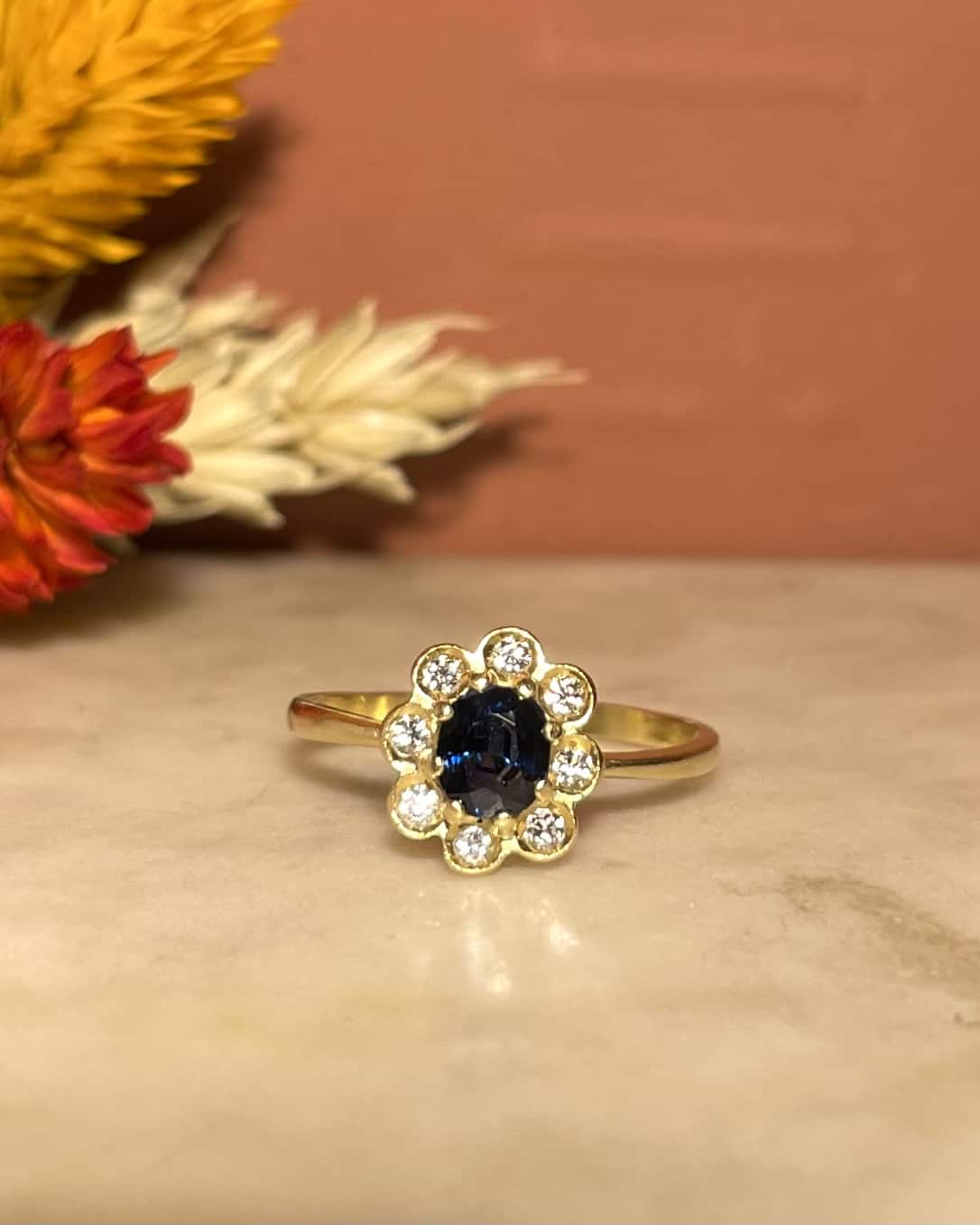 Anillo "Roxy" con zafiro de 0,75 quilates y 8 diamantes en forma de margarita