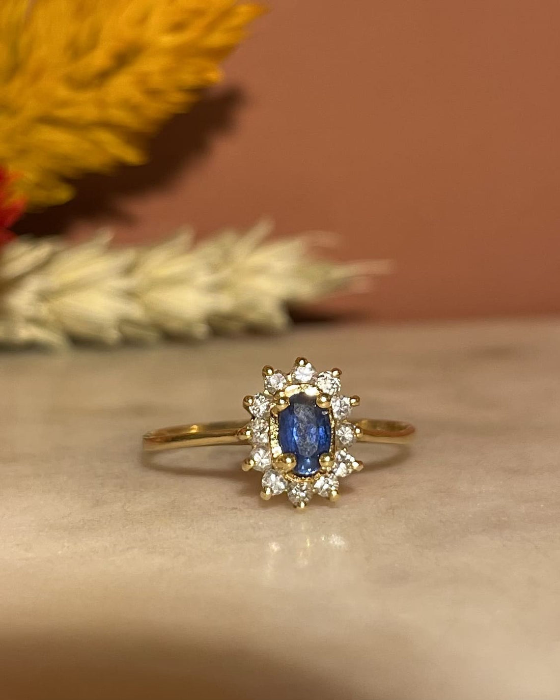 Anillo de margaritas con zafiro &quot;Livenna&quot; y 12 diamantes
