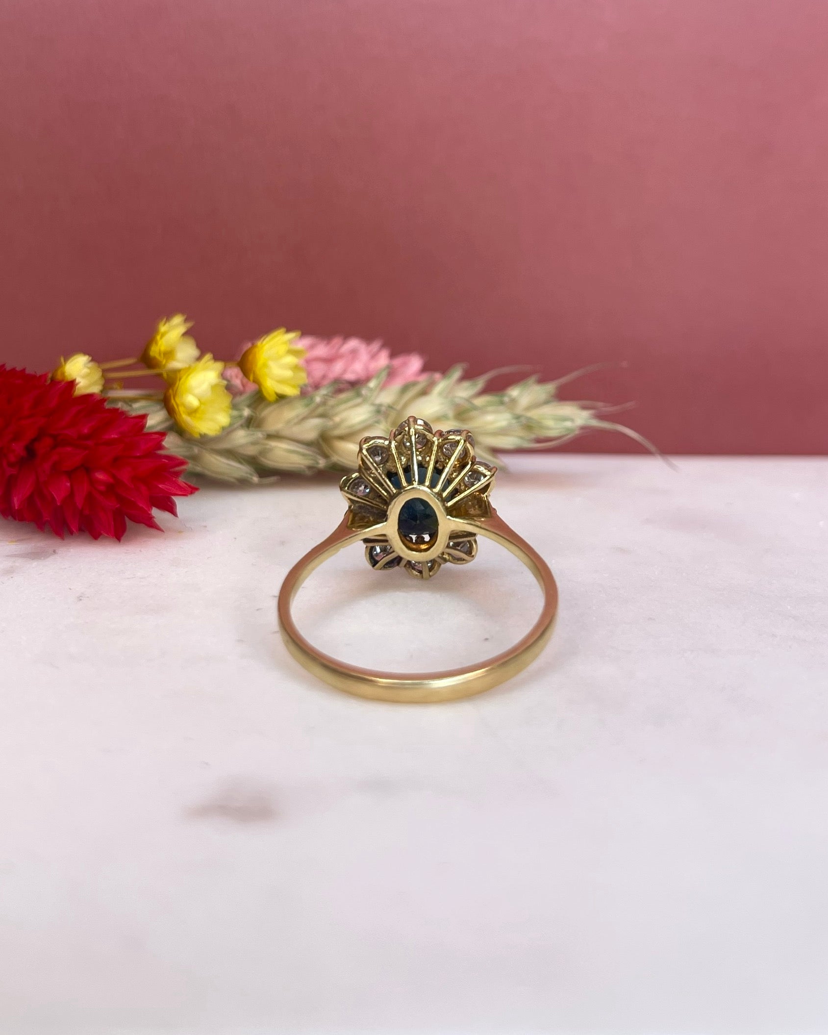 Bague Marguerite Saphir 1.90 Carat &amp; Diamants 0.90 Carat "Emmie" - Elliade Paris