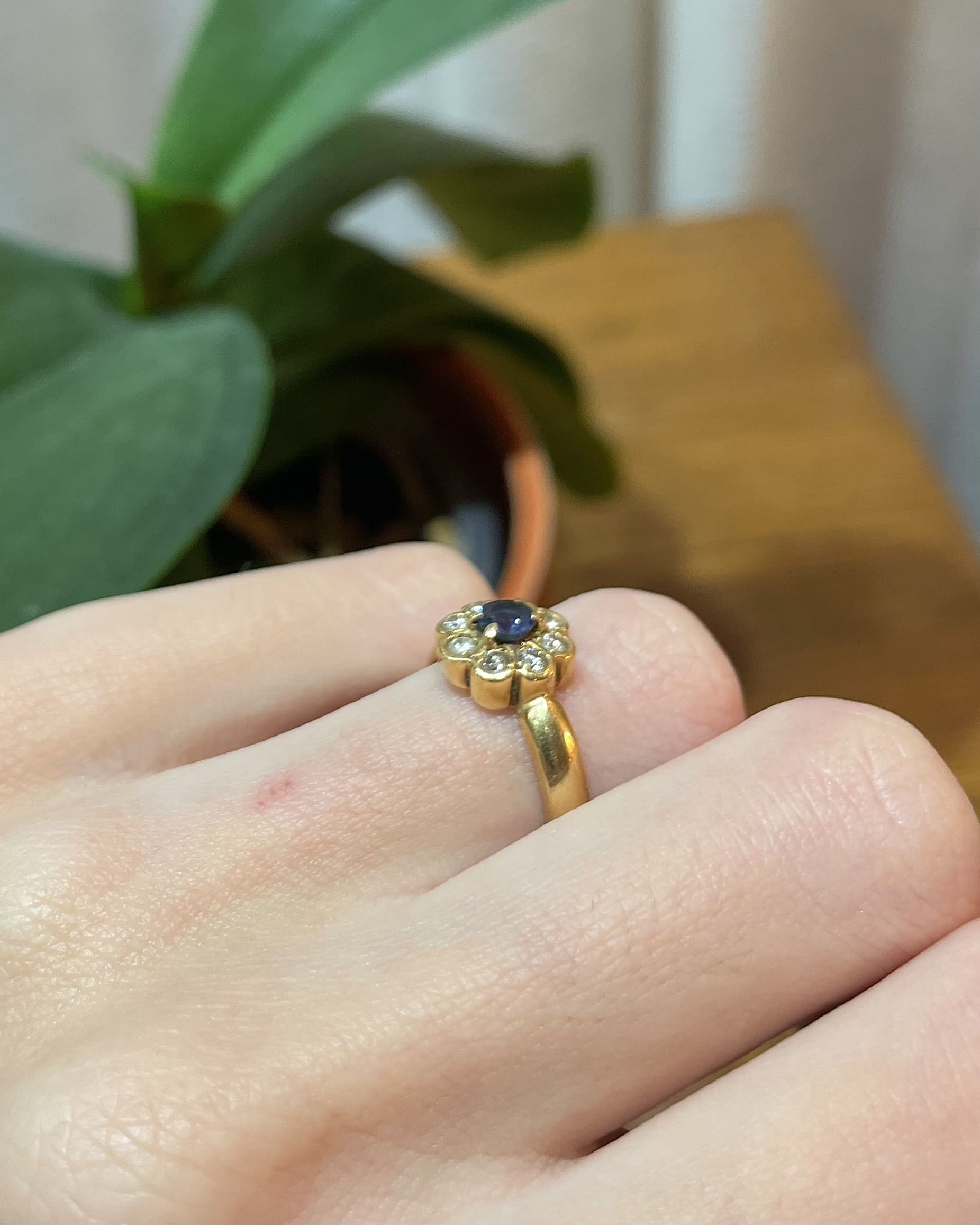 Anillo "Odette" con zafiro y 8 diamantes
