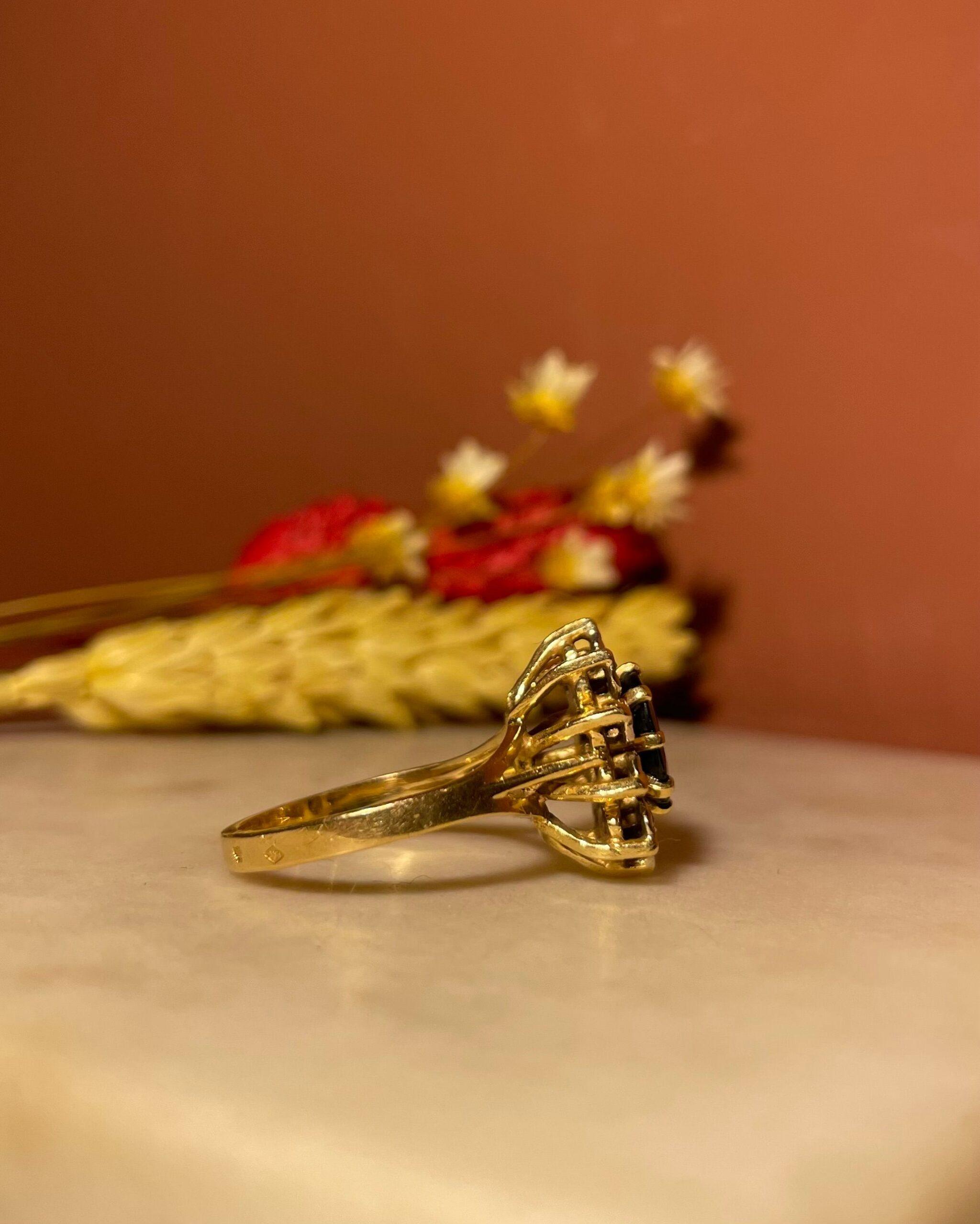 Anillo "Kiara" con margaritas de zafiro y diamantes 