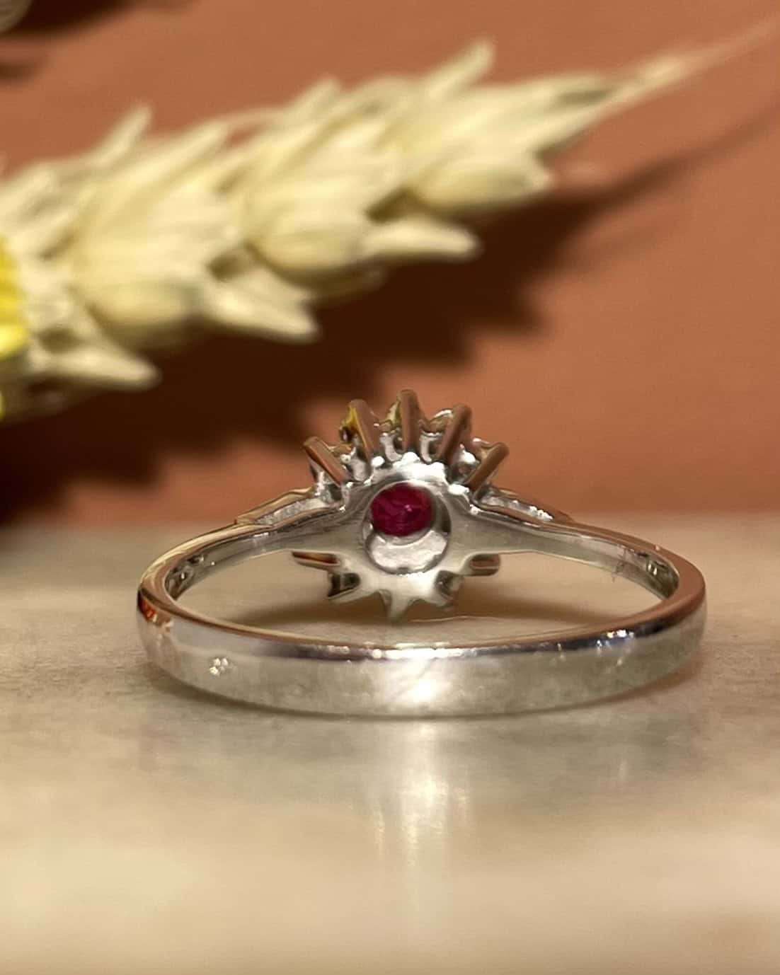 Anillo de margaritas con rubí y diamantes &quot;Josiane&quot;