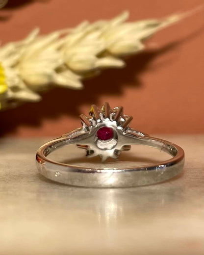Anillo de margaritas con rubí y diamantes &quot;Josiane&quot;