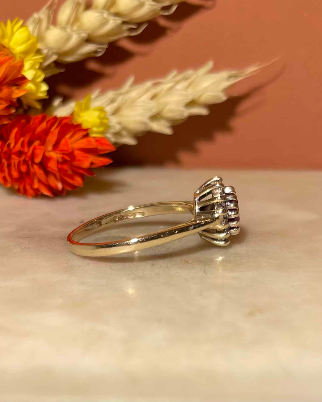 Anillo &quot;Juliette&quot; con margaritas de rubí y diamantes de 0,45 quilates