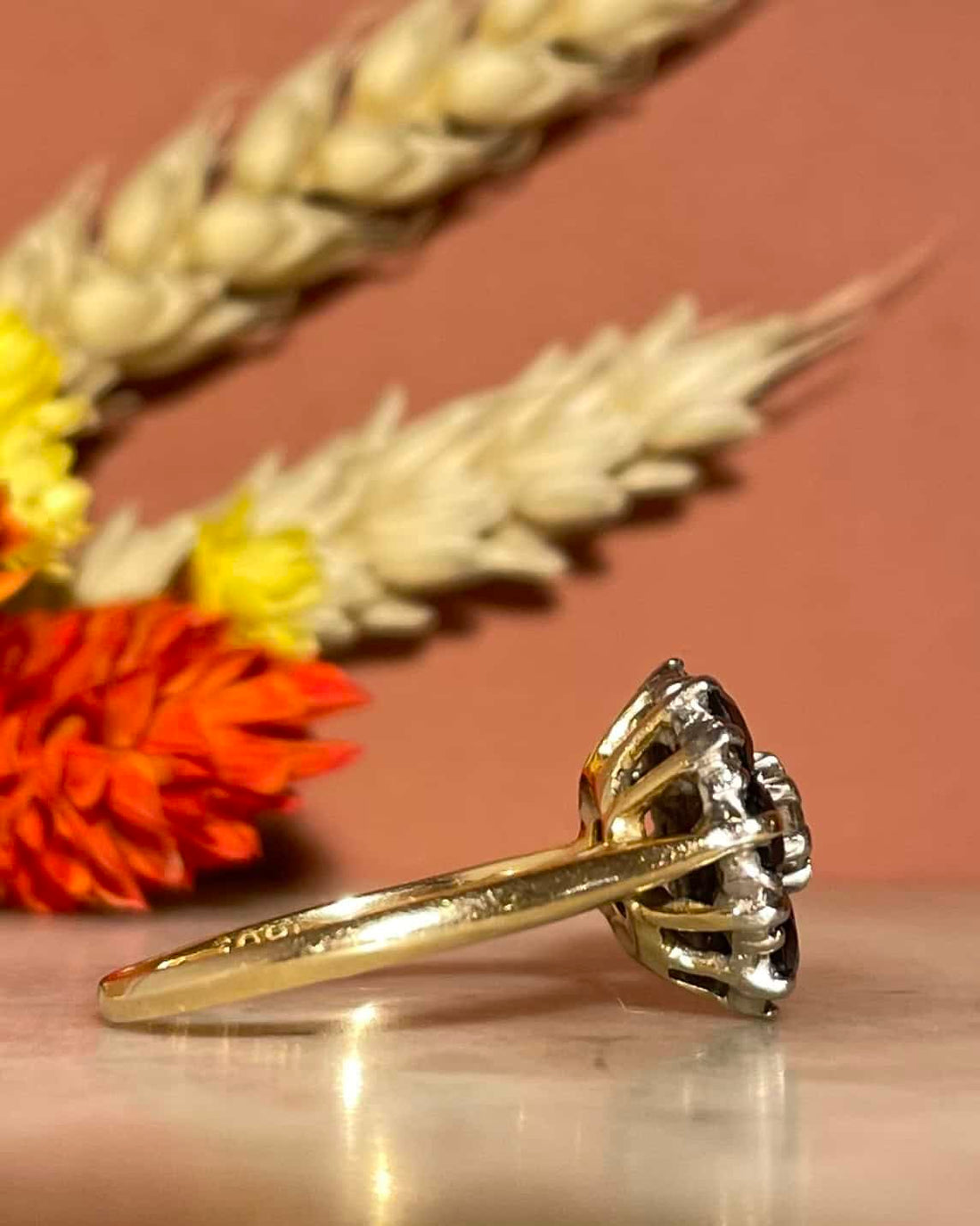 Bague Marguerite Saphirs 1.50 carat &amp; Diamants &quot;Suzy&quot;