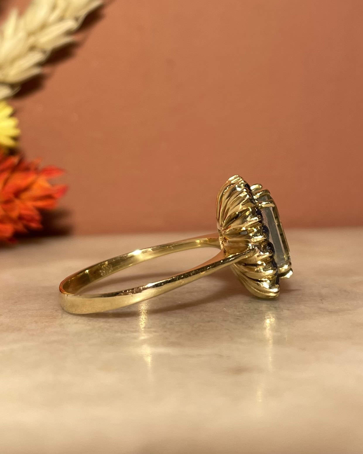 Anillo "Olina" con margaritas y aguamarina de 1,85 quilates y 18 zafiros