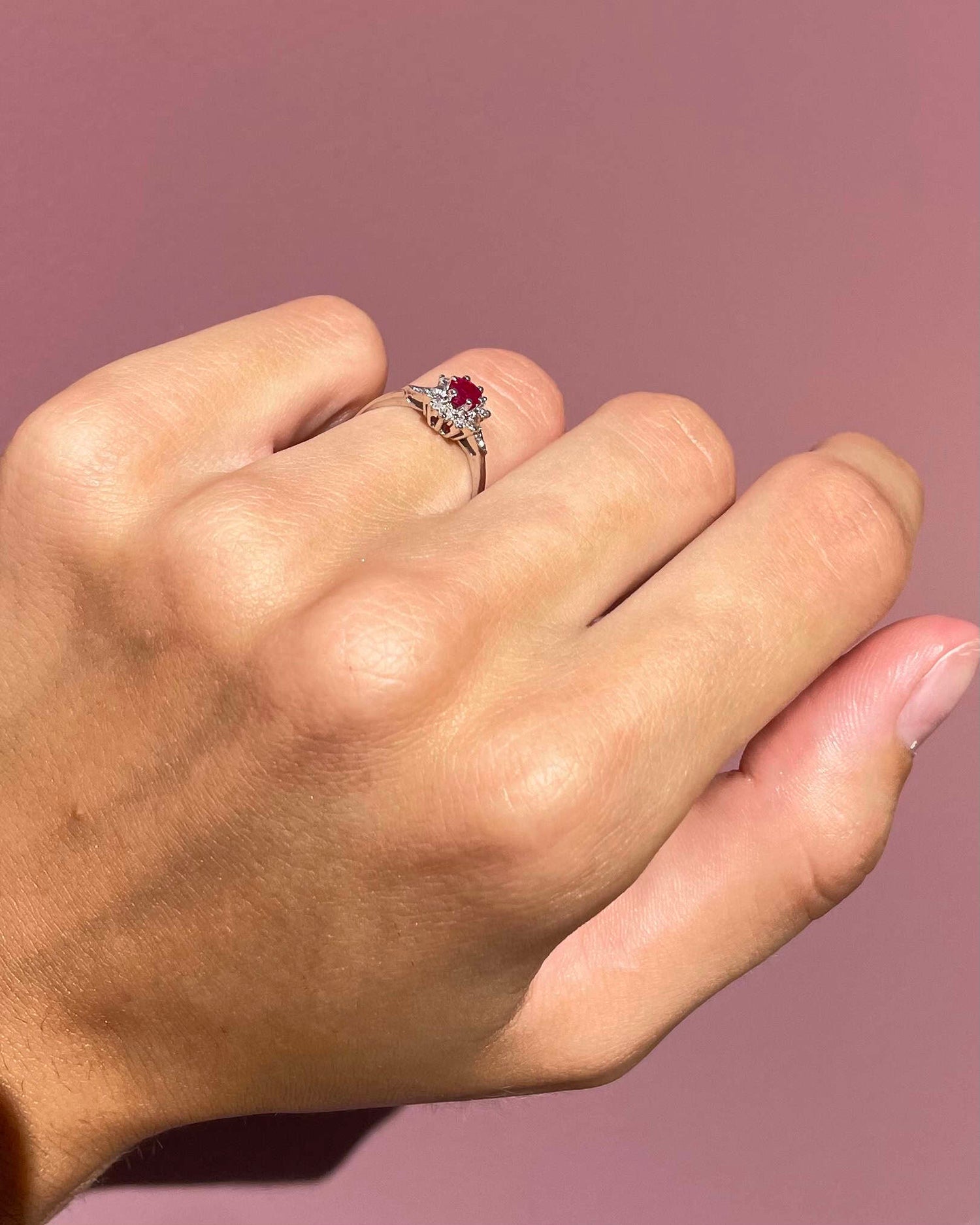 Anillo de margaritas con rubí y diamantes &quot;Josiane&quot;