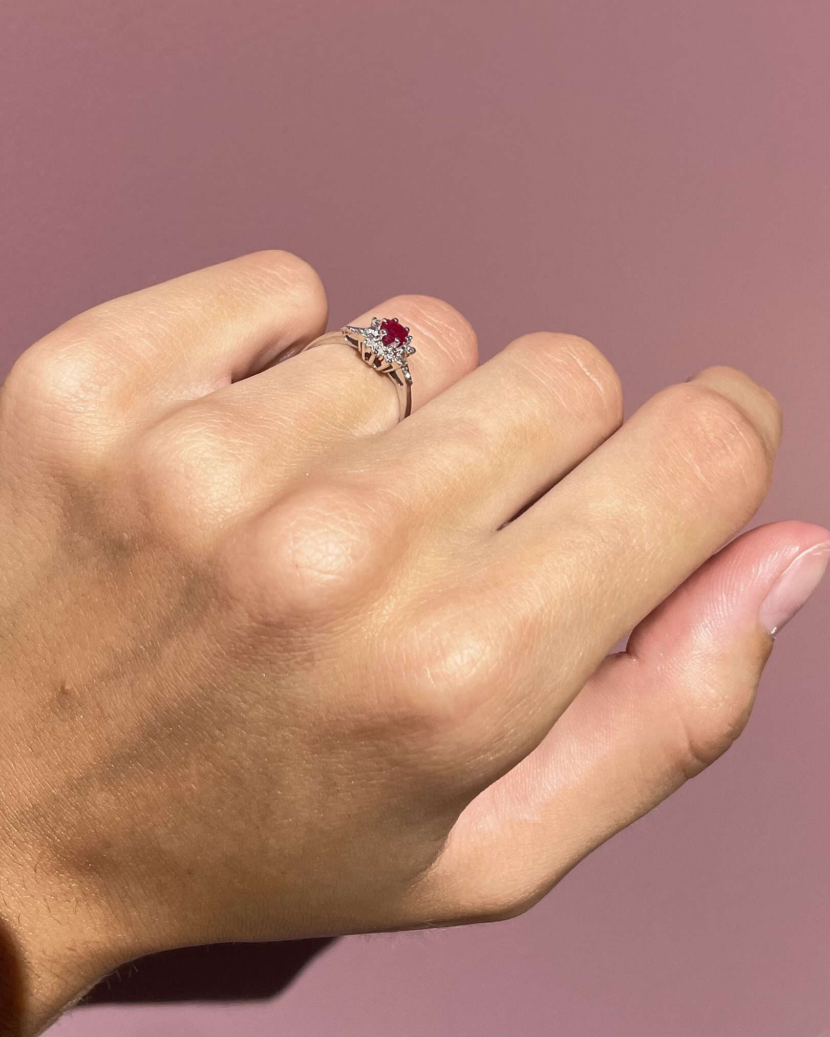 Anillo de margaritas con rubí y diamantes &quot;Josiane&quot;