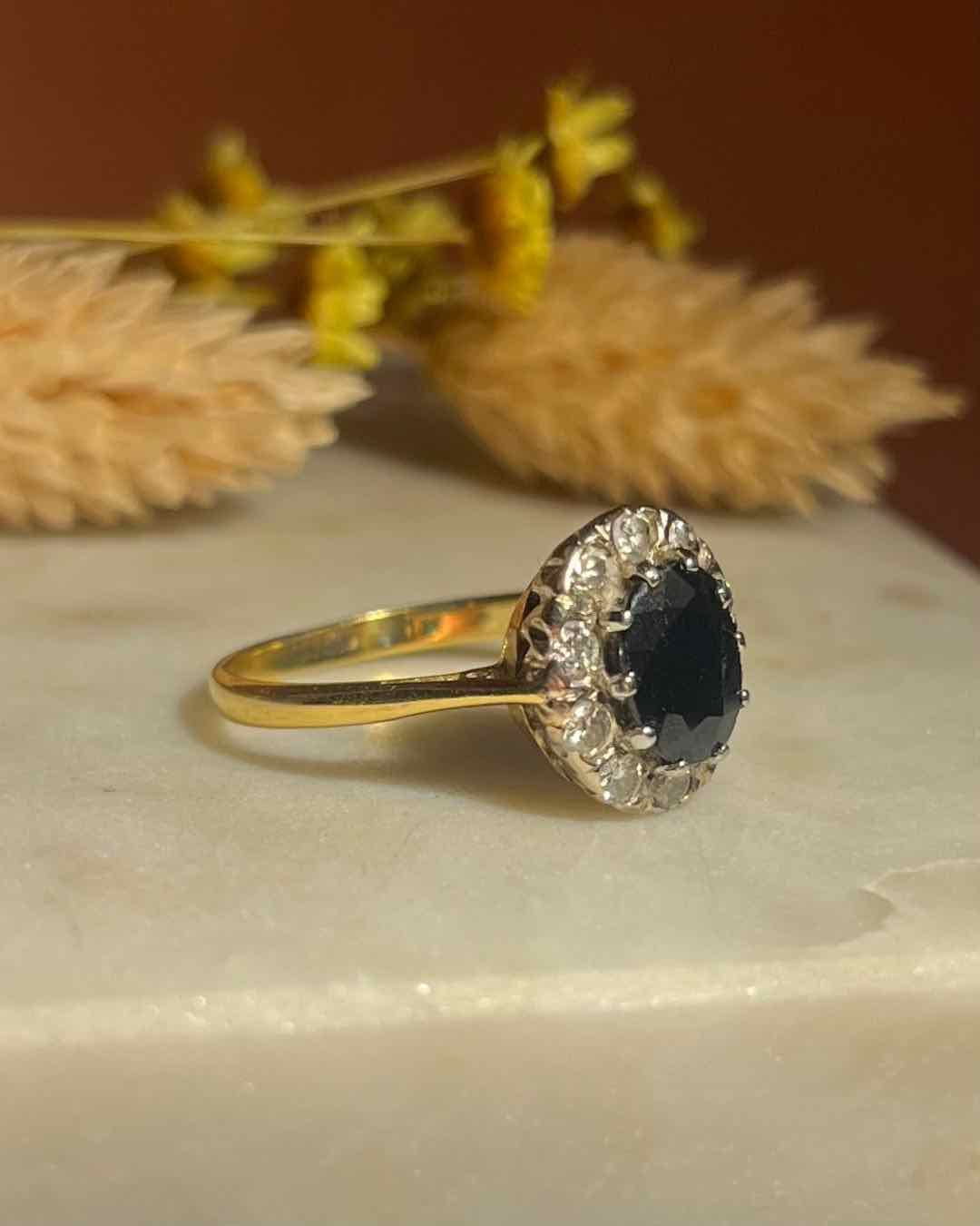 Anillo de margaritas con zafiro y diamantes "Manon"