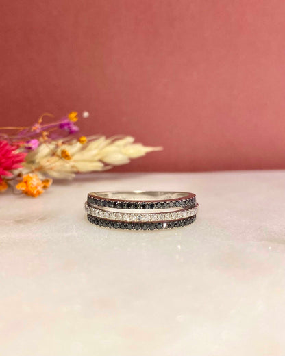 Bague rivière de diamants blancs et noirs “Stéphanie”