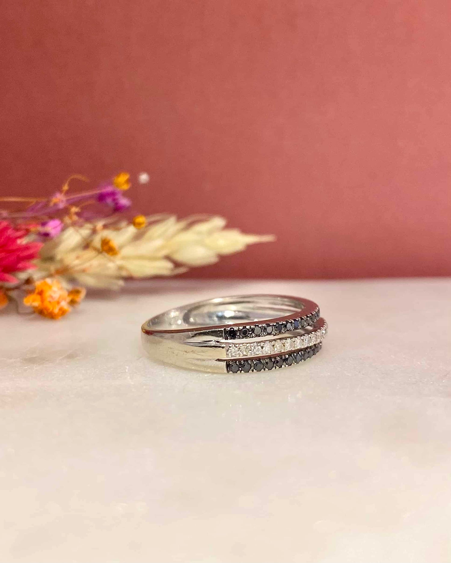 Bague rivière de diamants blancs et noirs “Stéphanie”