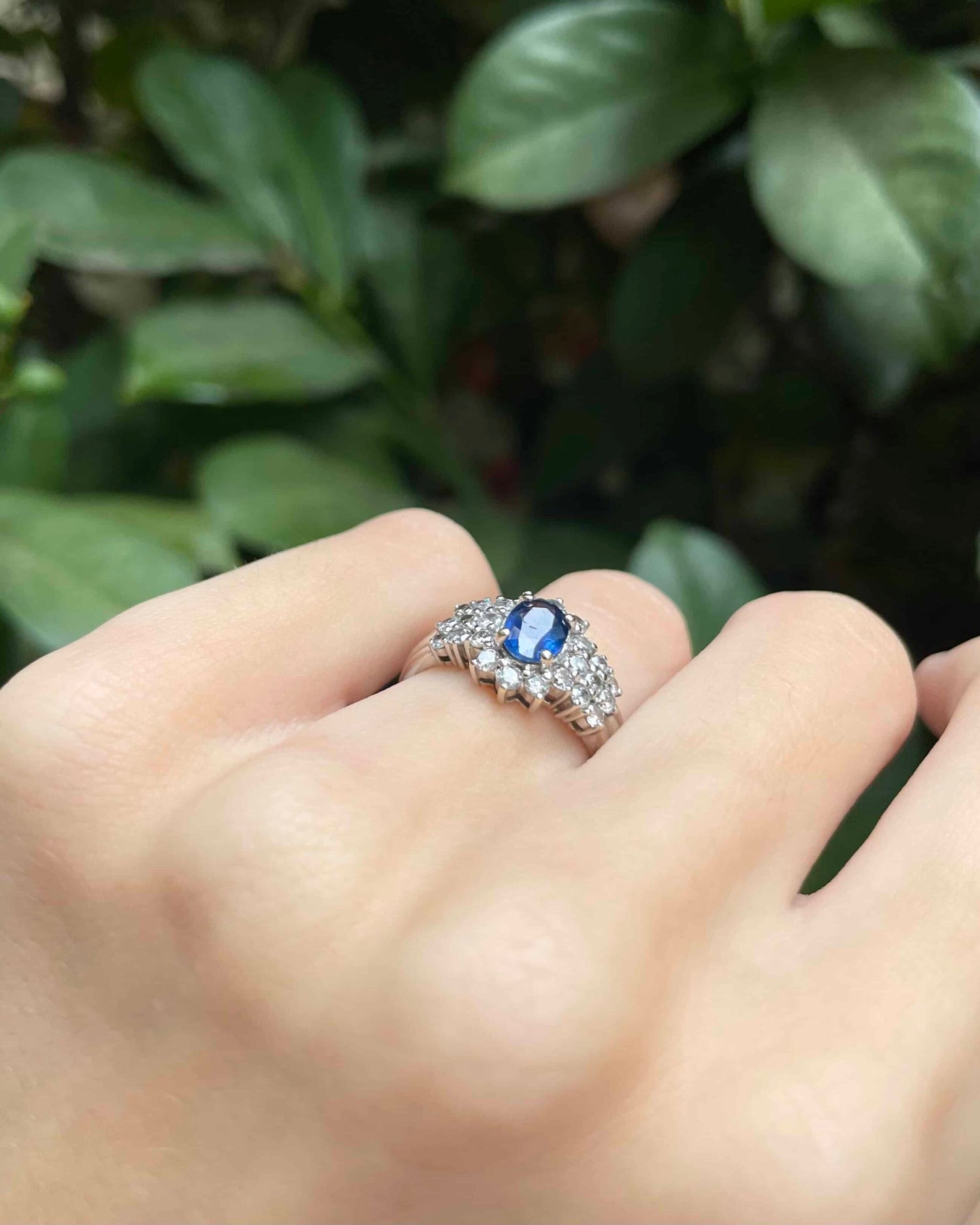 Bague Rivière Saphir 0.90 Carat &amp; 24 Diamants &quot;Jezebel&quot;