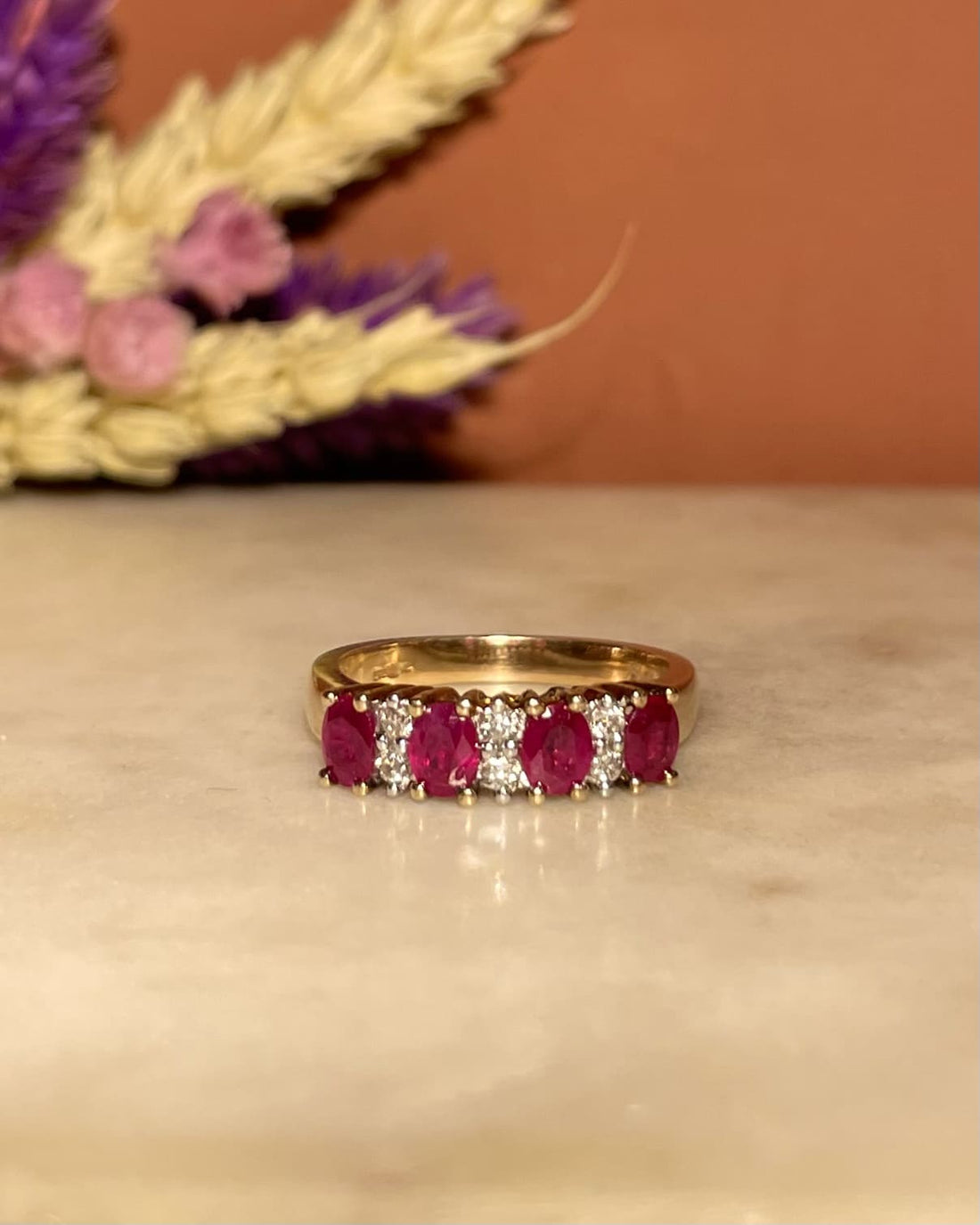 Anillo de río &quot;Neoma&quot; con rubí de 0,80 quilates y 6 diamantes